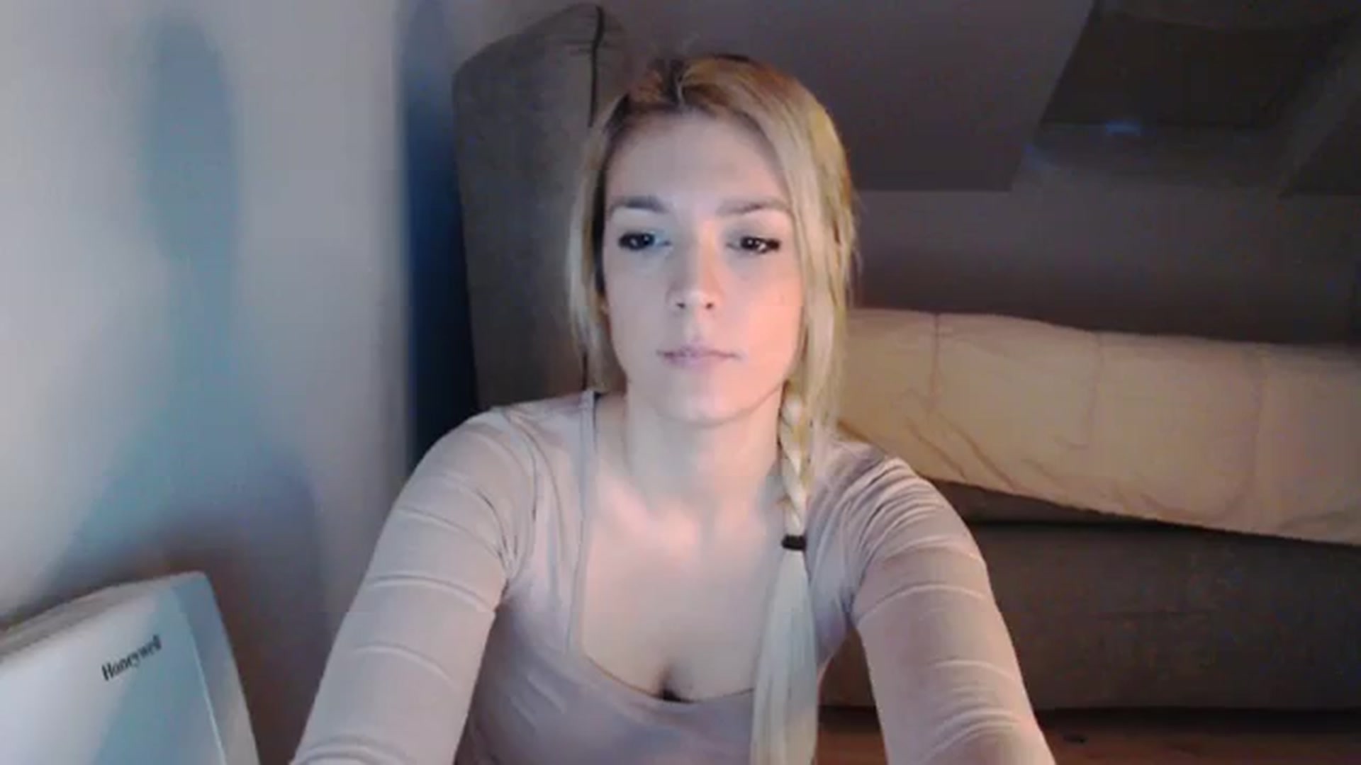 Gallery image thumbnail from AllleeS's myfreecams stream on, 12/18/2023, 13:38 image 5 of 20