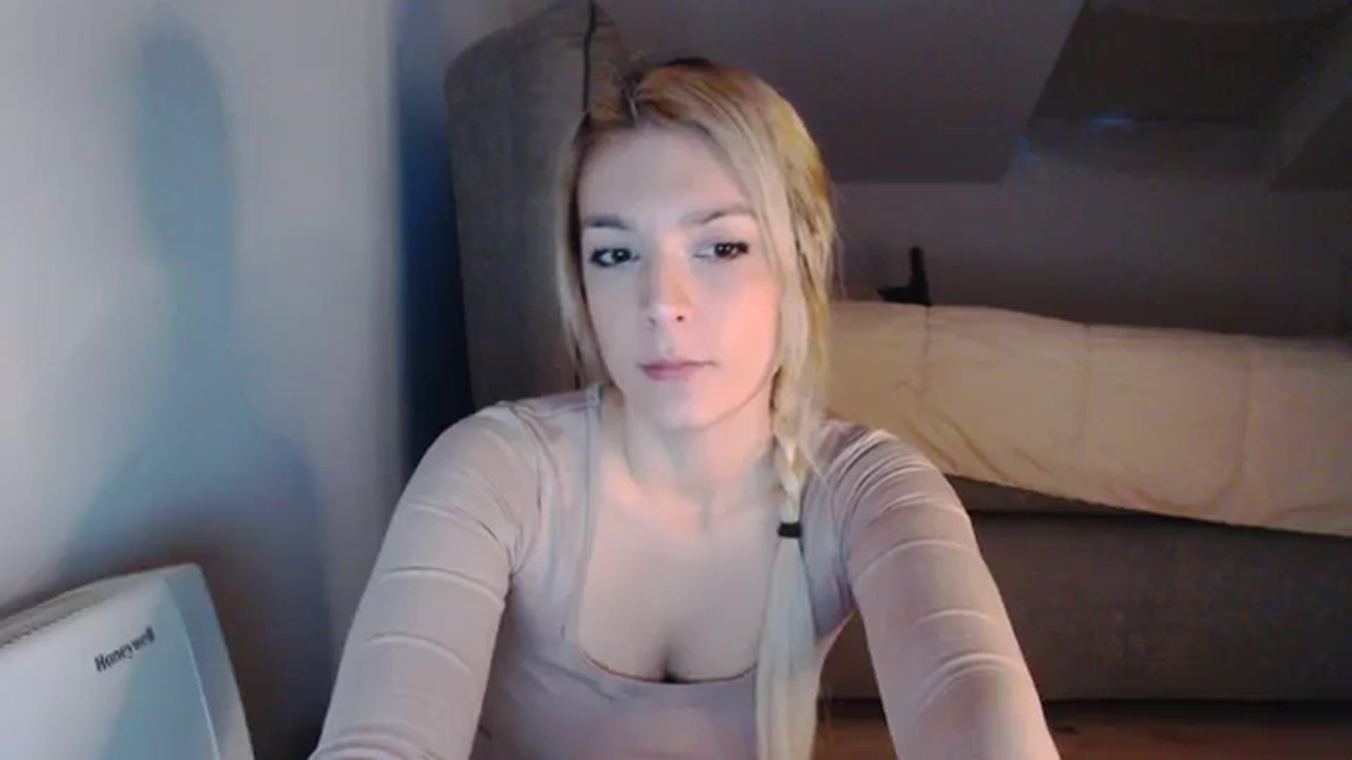 Gallery image thumbnail from AllleeS's myfreecams stream on, 12/18/2023, 13:38 image 12 of 20