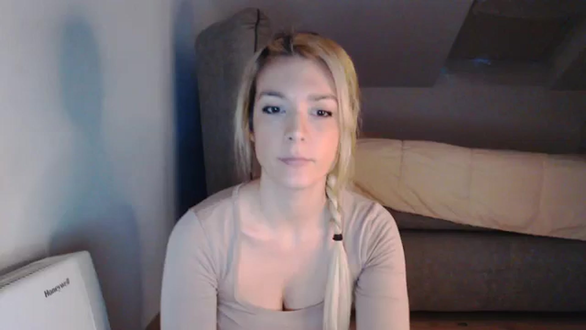 Gallery image thumbnail from AllleeS's myfreecams stream on, 12/18/2023, 13:38 image 1 of 20