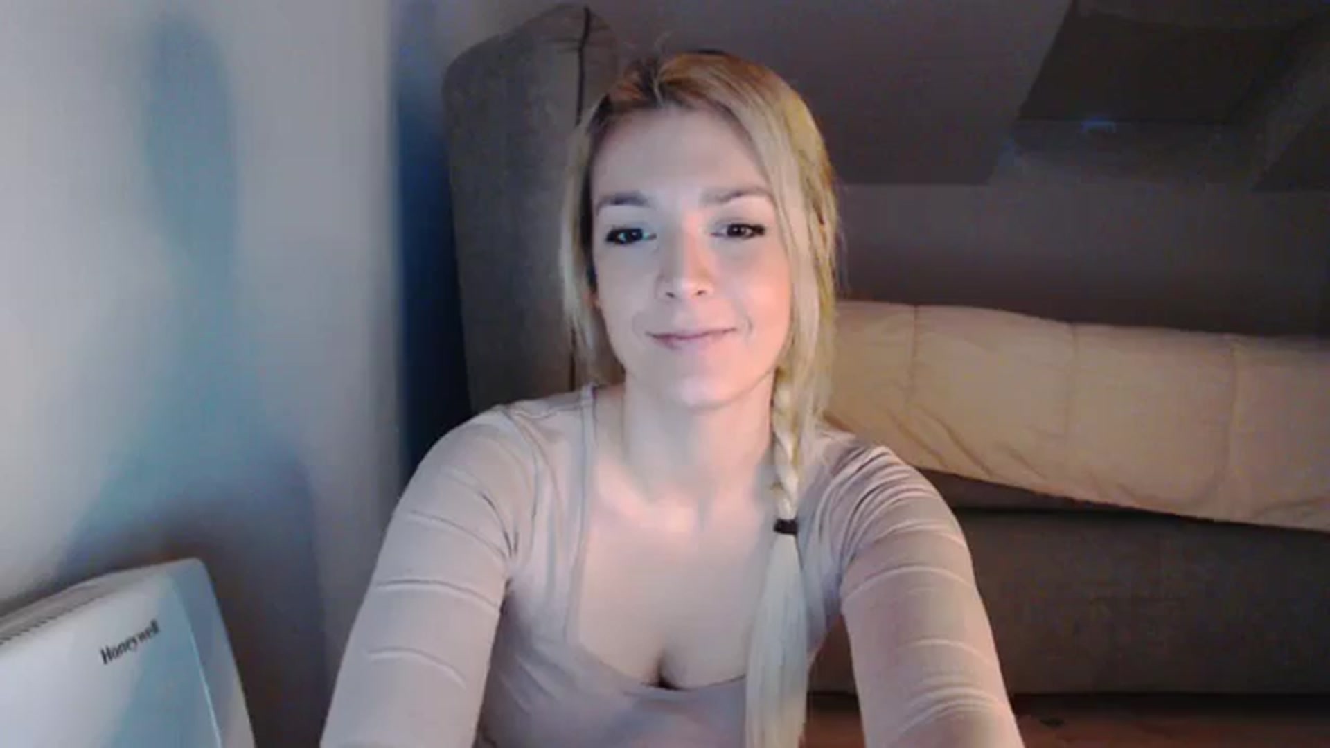 Gallery image thumbnail from AllleeS's myfreecams stream on, 12/18/2023, 13:38 image 8 of 20