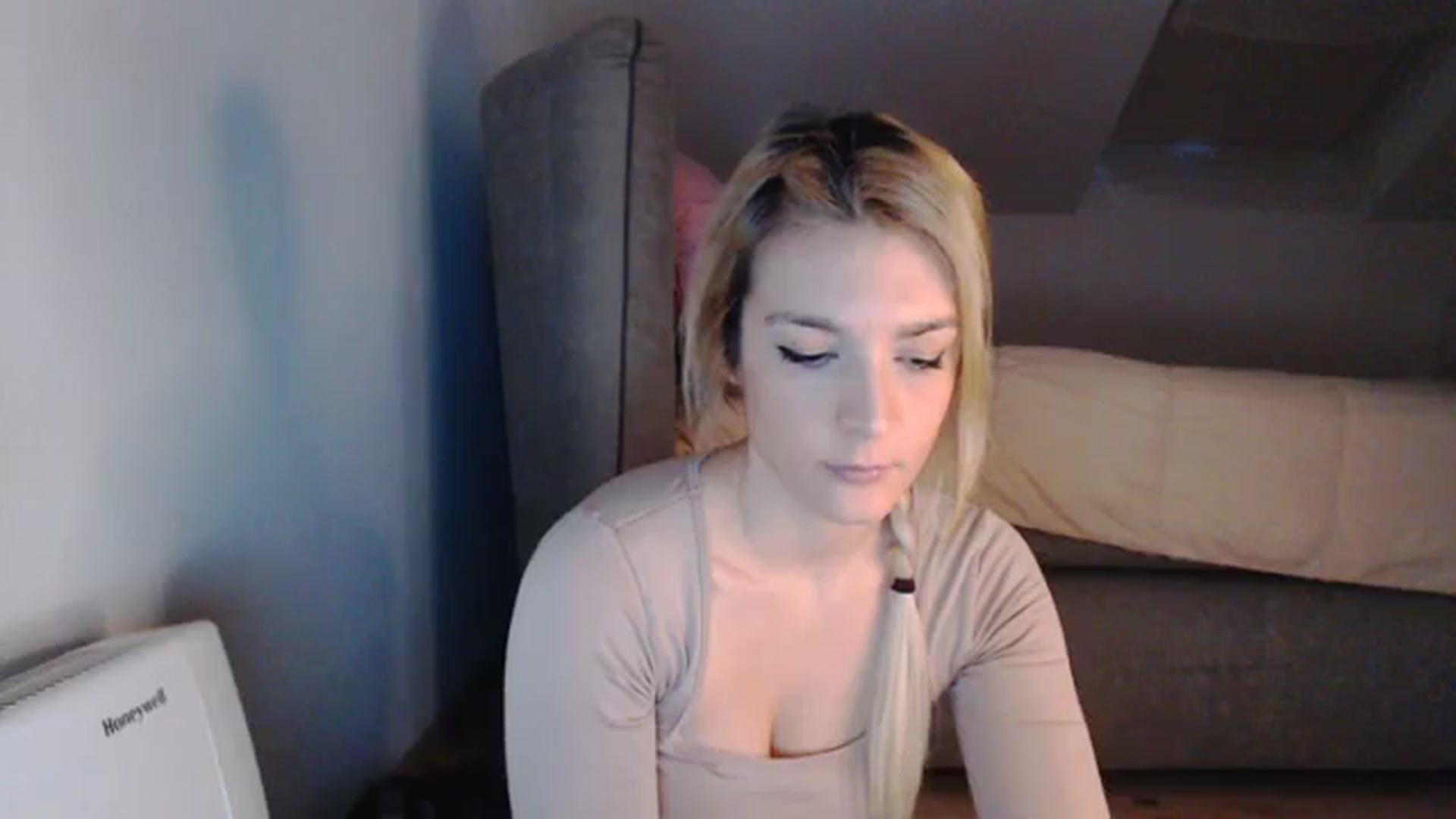 Gallery image thumbnail from AllleeS's myfreecams stream on, 12/18/2023, 13:38 image 14 of 20