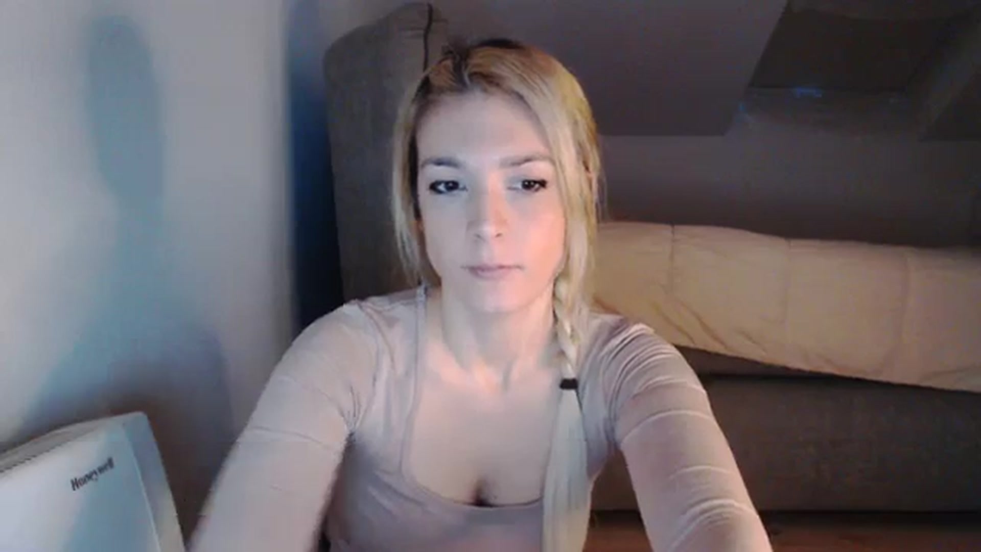 Gallery image thumbnail from AllleeS's myfreecams stream on, 12/18/2023, 13:38 image 10 of 20
