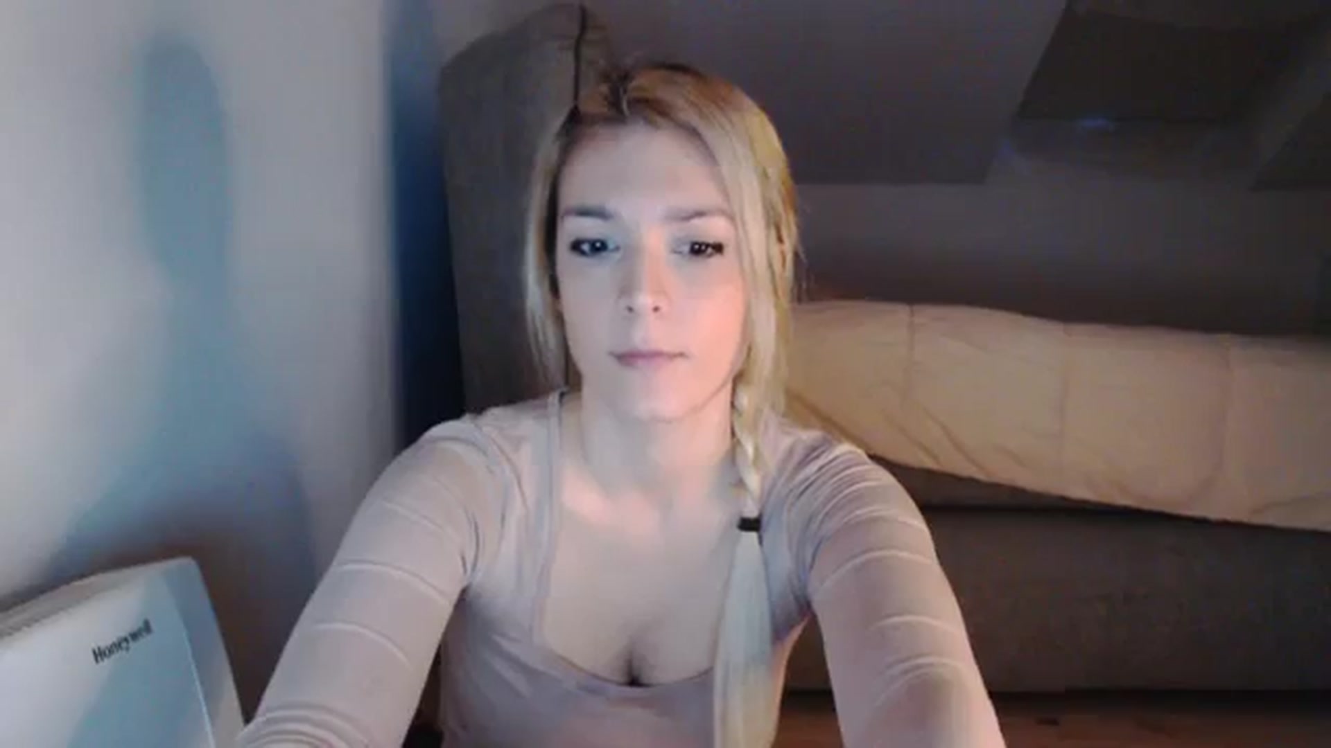 Gallery image thumbnail from AllleeS's myfreecams stream on, 12/18/2023, 13:38 image 20 of 20
