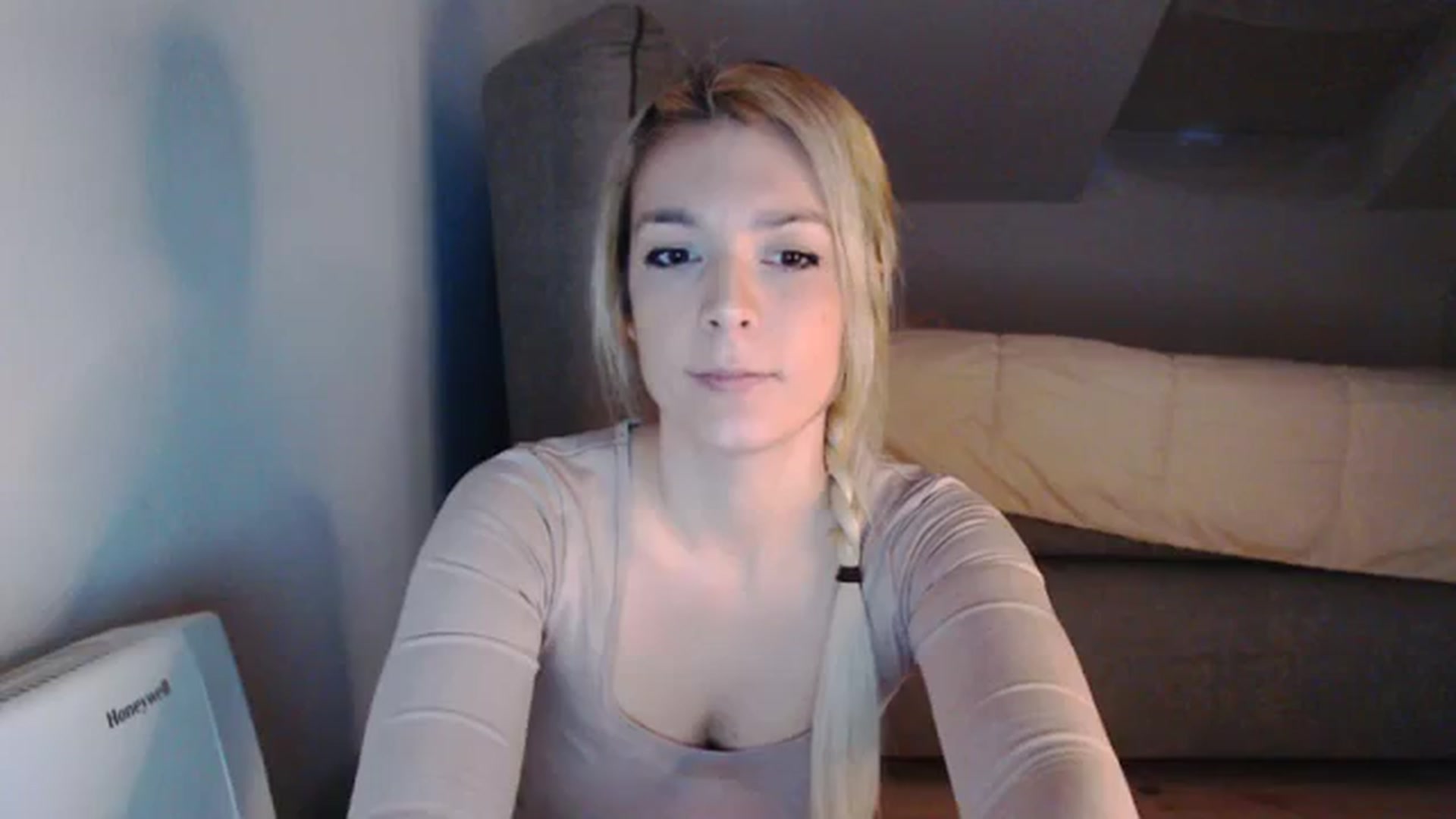 Gallery image thumbnail from AllleeS's myfreecams stream on, 12/18/2023, 13:38 image 9 of 20