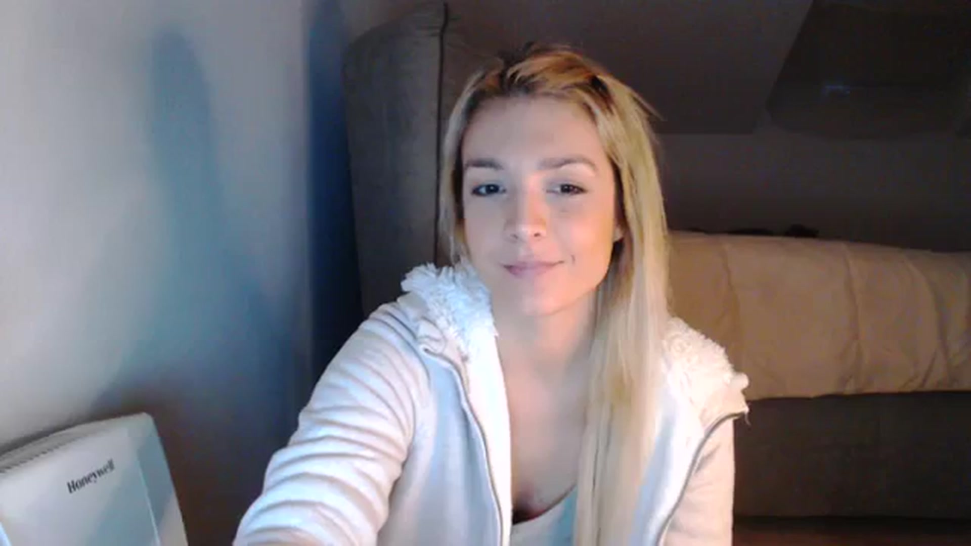 Gallery image thumbnail from AllleeS's myfreecams stream on, 12/19/2023, 14:45 image 17 of 20