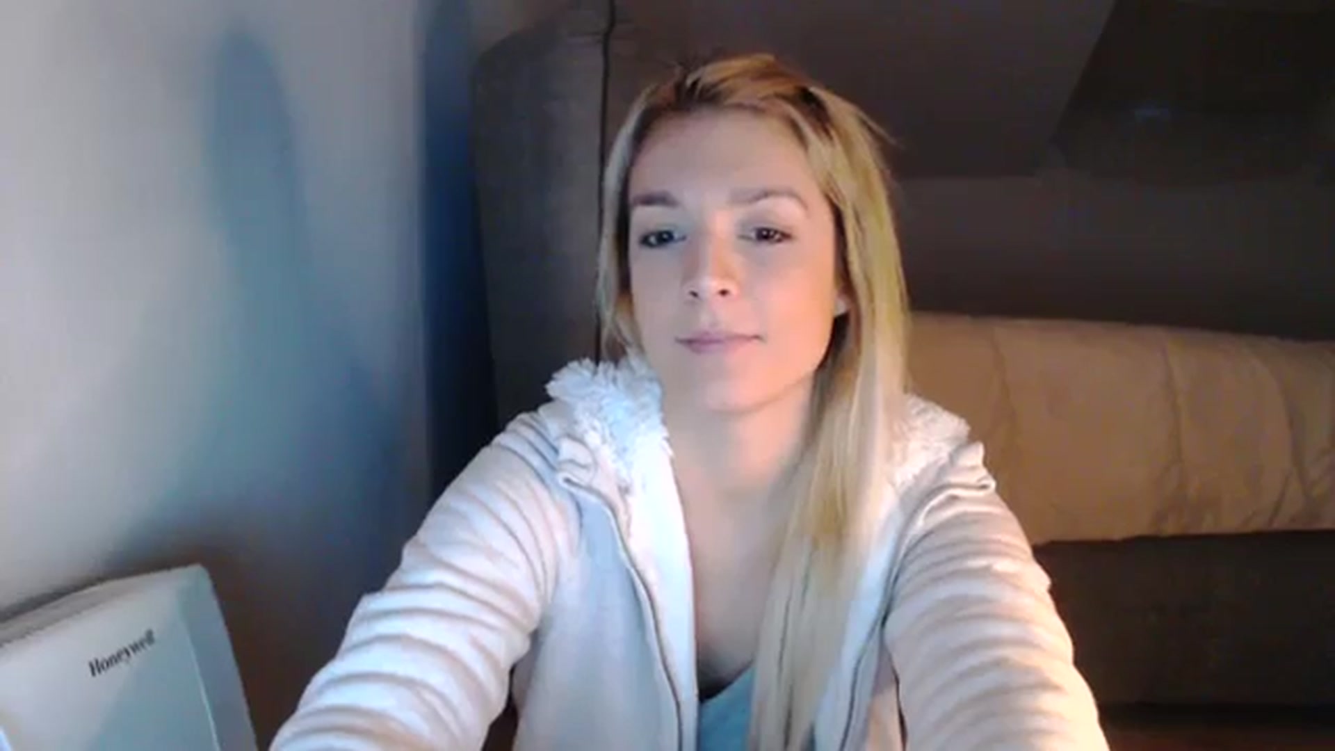 Gallery image thumbnail from AllleeS's myfreecams stream on, 12/19/2023, 14:45 image 18 of 20