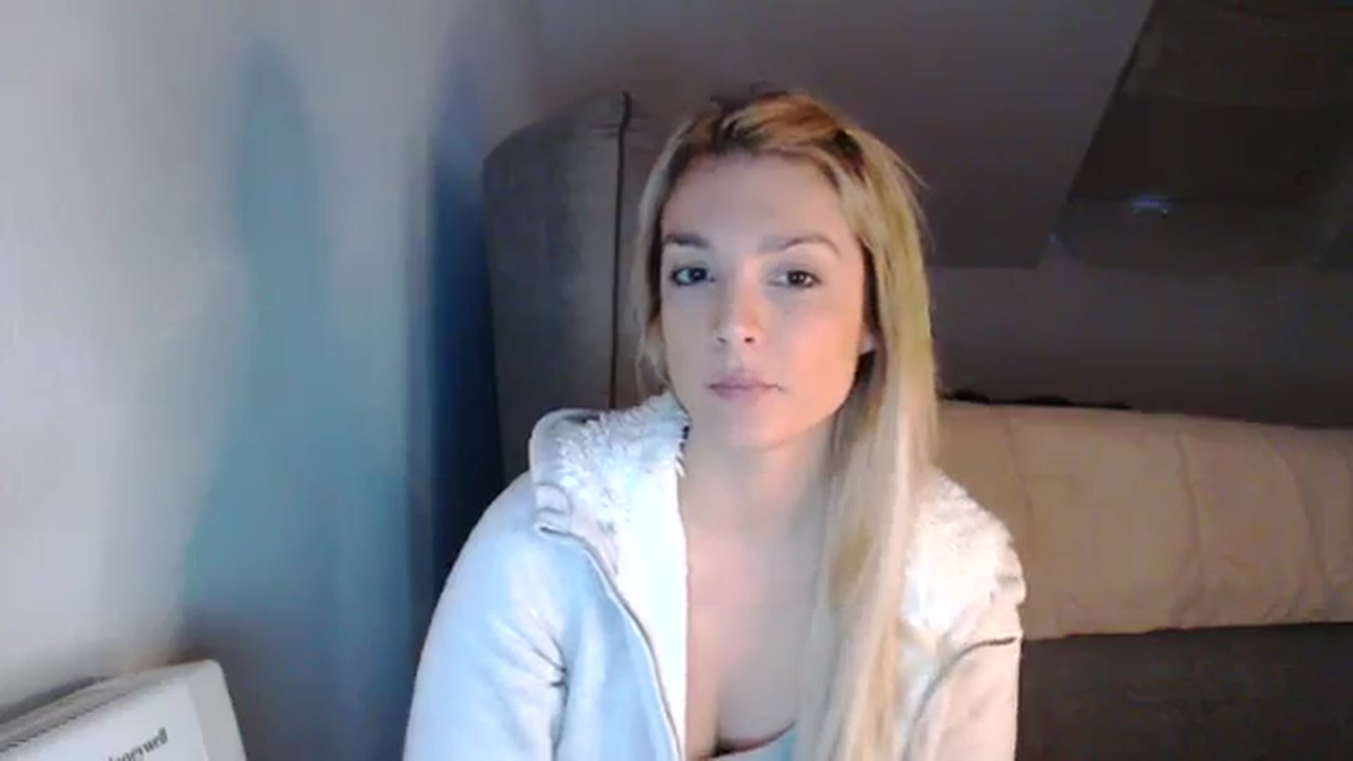Gallery image thumbnail from AllleeS's myfreecams stream on, 12/19/2023, 14:45 image 7 of 20
