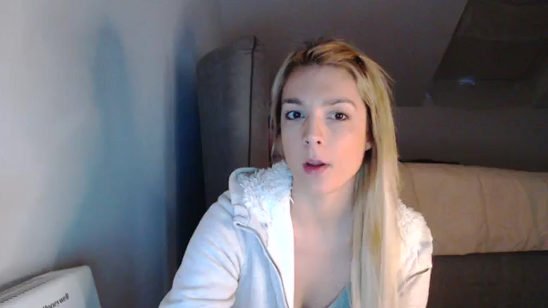 Gallery image thumbnail from AllleeS's myfreecams stream on, 12/19/2023, 14:45 image 8 of 20