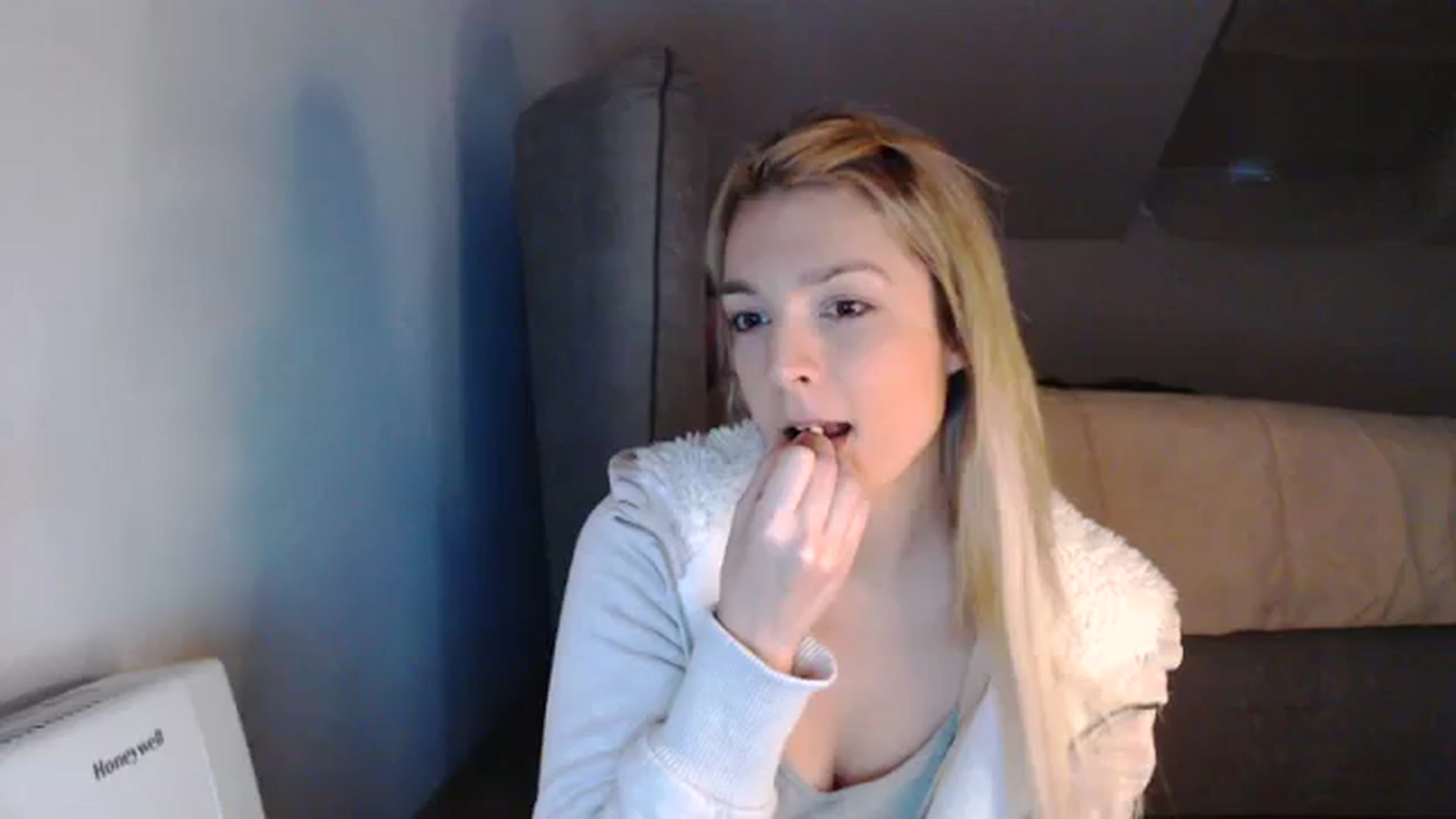 Gallery image thumbnail from AllleeS's myfreecams stream on, 12/19/2023, 14:45 image 11 of 20