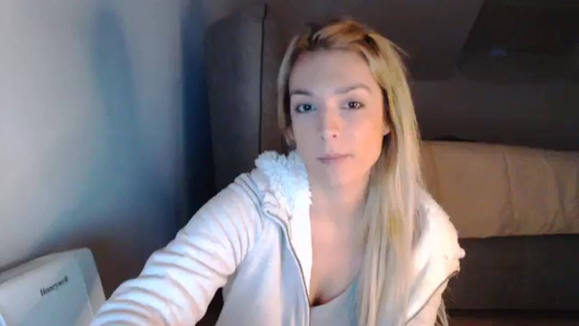 Gallery image thumbnail from AllleeS's myfreecams stream on, 12/19/2023, 14:45 image 16 of 20
