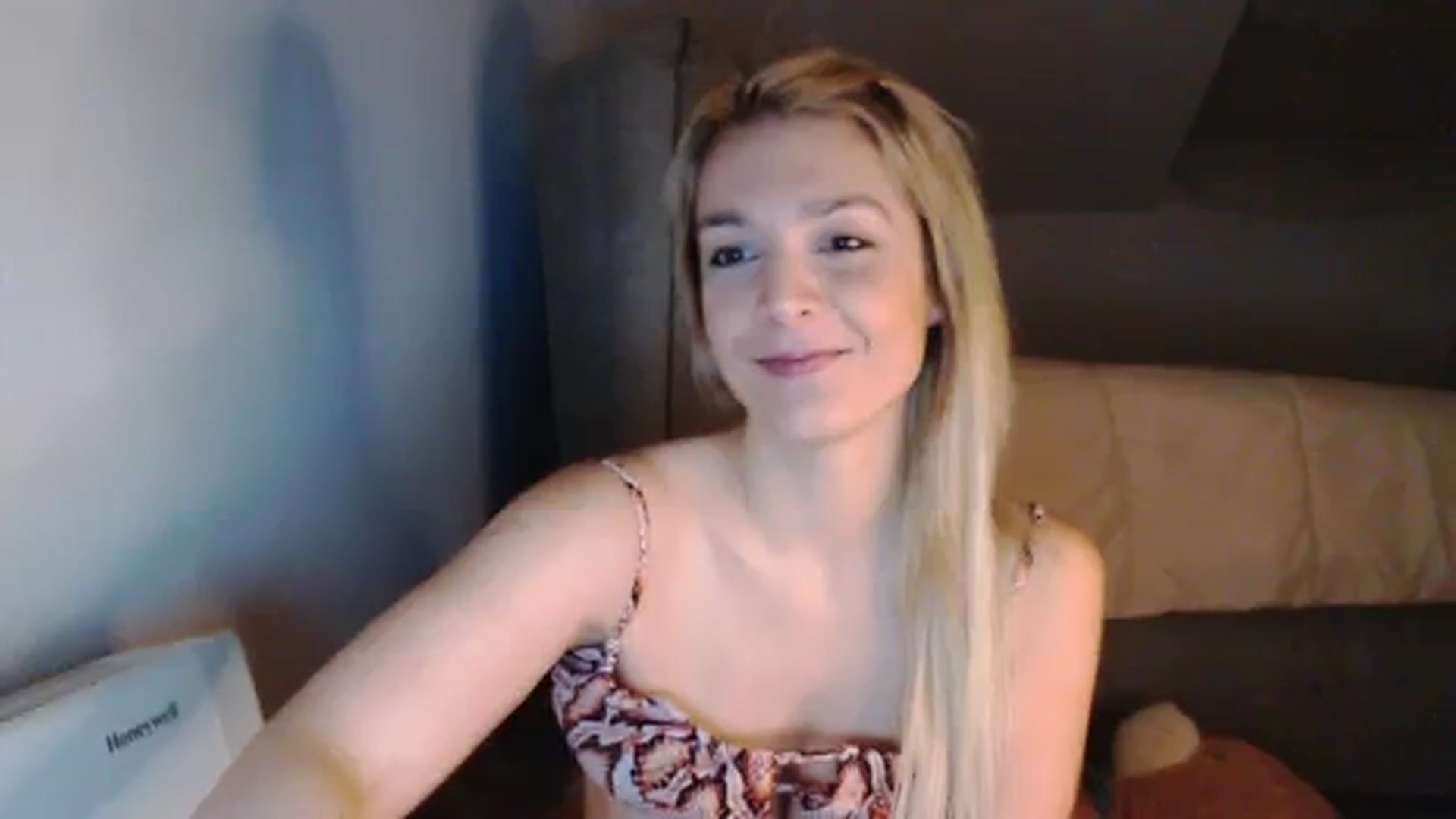 Gallery image thumbnail from AllleeS's myfreecams stream on, 12/19/2023, 16:49 image 9 of 20