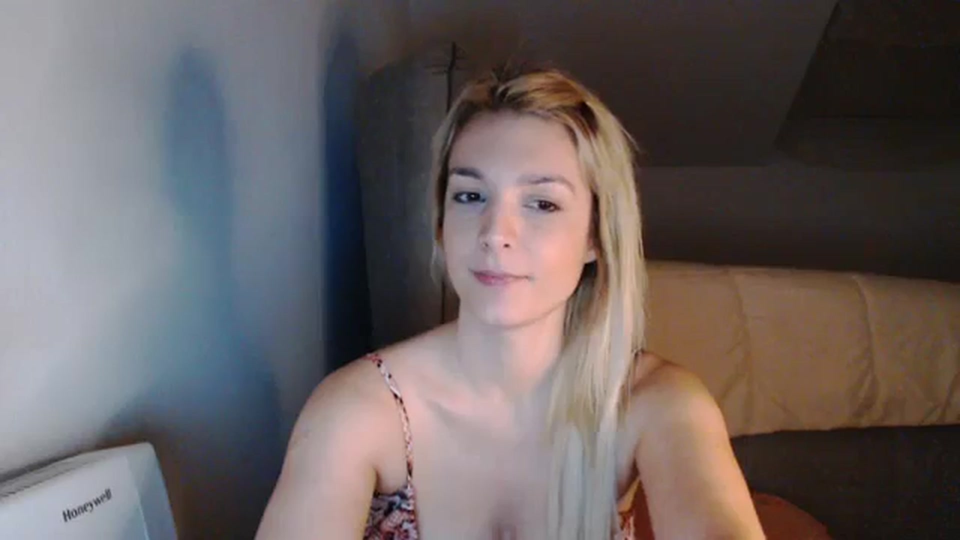 Gallery image thumbnail from AllleeS's myfreecams stream on, 12/19/2023, 17:58 image 19 of 20