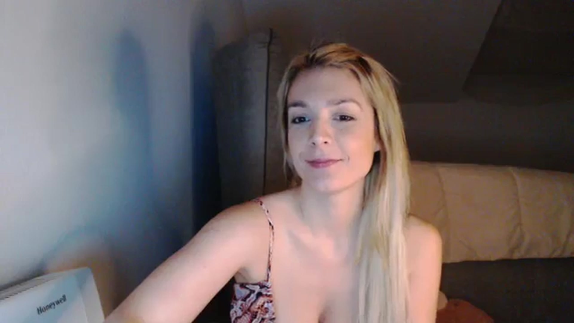 Gallery image thumbnail from AllleeS's myfreecams stream on, 12/19/2023, 17:58 image 18 of 20