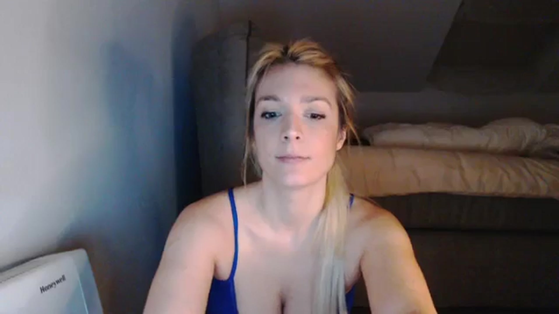 Gallery image thumbnail from AllleeS's myfreecams stream on, 12/20/2023, 17:10 image 17 of 20