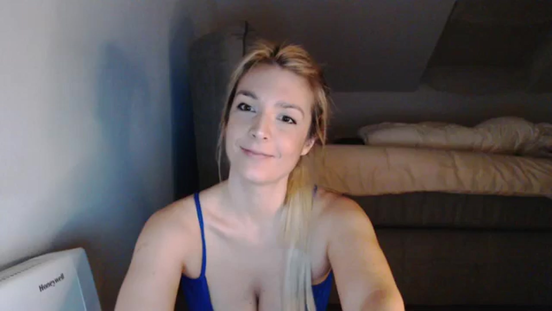 Gallery image thumbnail from AllleeS's myfreecams stream on, 12/20/2023, 17:10 image 16 of 20