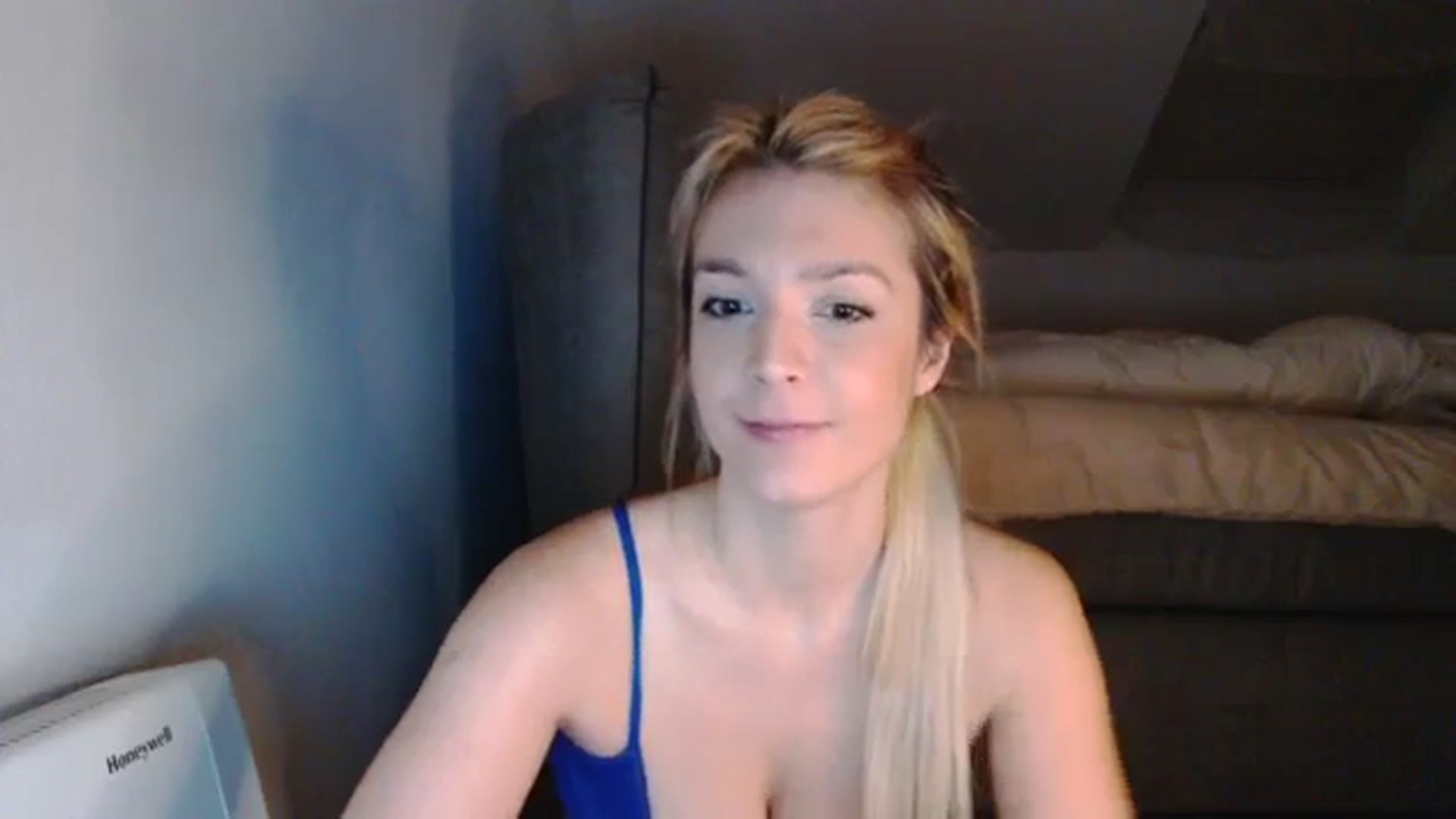 Gallery image thumbnail from AllleeS's myfreecams stream on, 12/20/2023, 17:10 image 3 of 20
