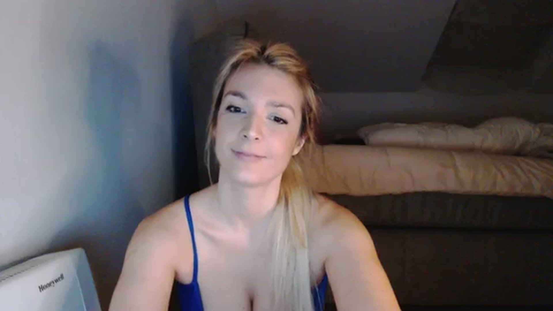 Gallery image thumbnail from AllleeS's myfreecams stream on, 12/20/2023, 17:10 image 19 of 20