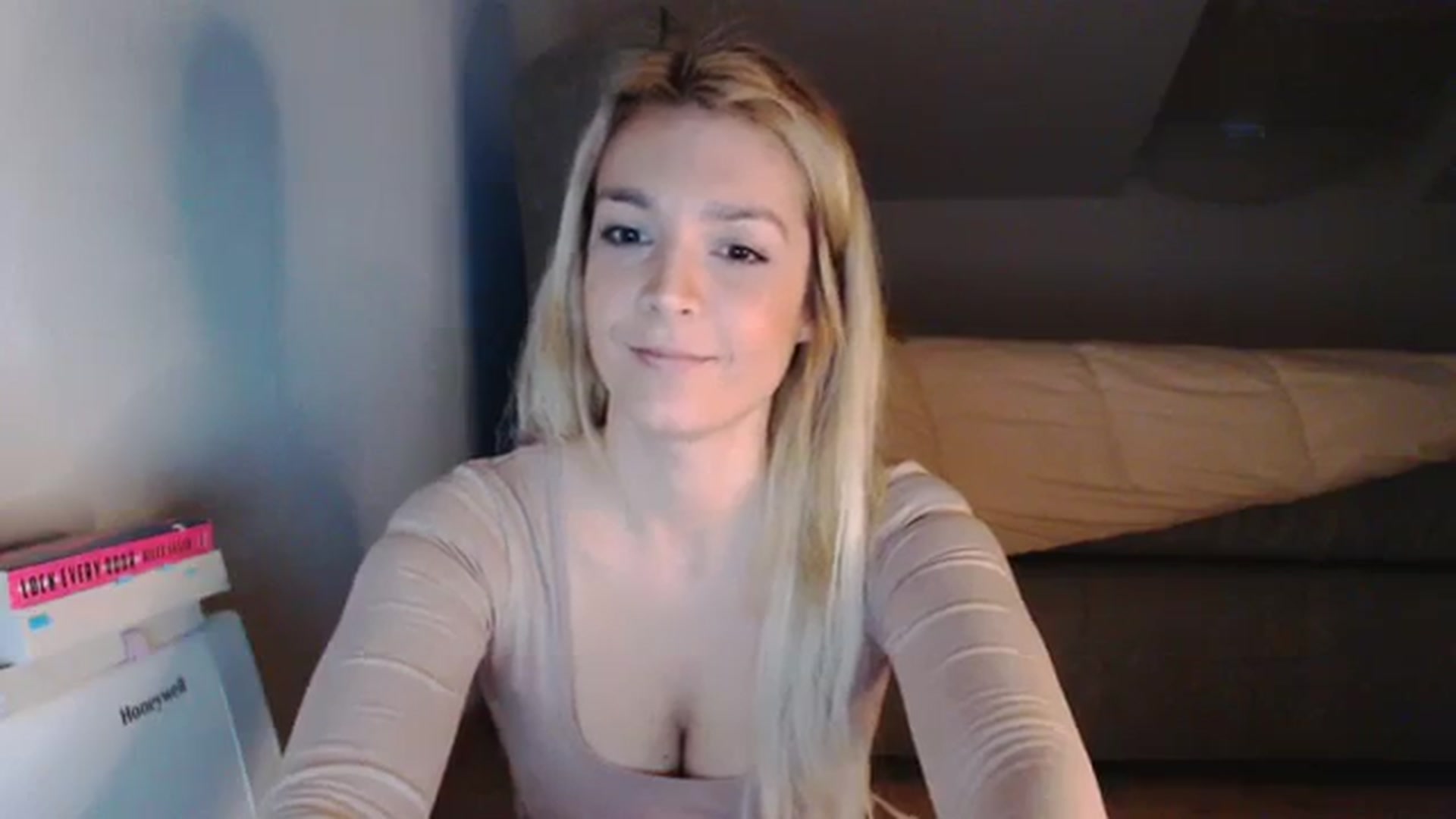 Gallery image thumbnail from AllleeS's myfreecams stream on, 12/21/2023, 14:37 image 10 of 20