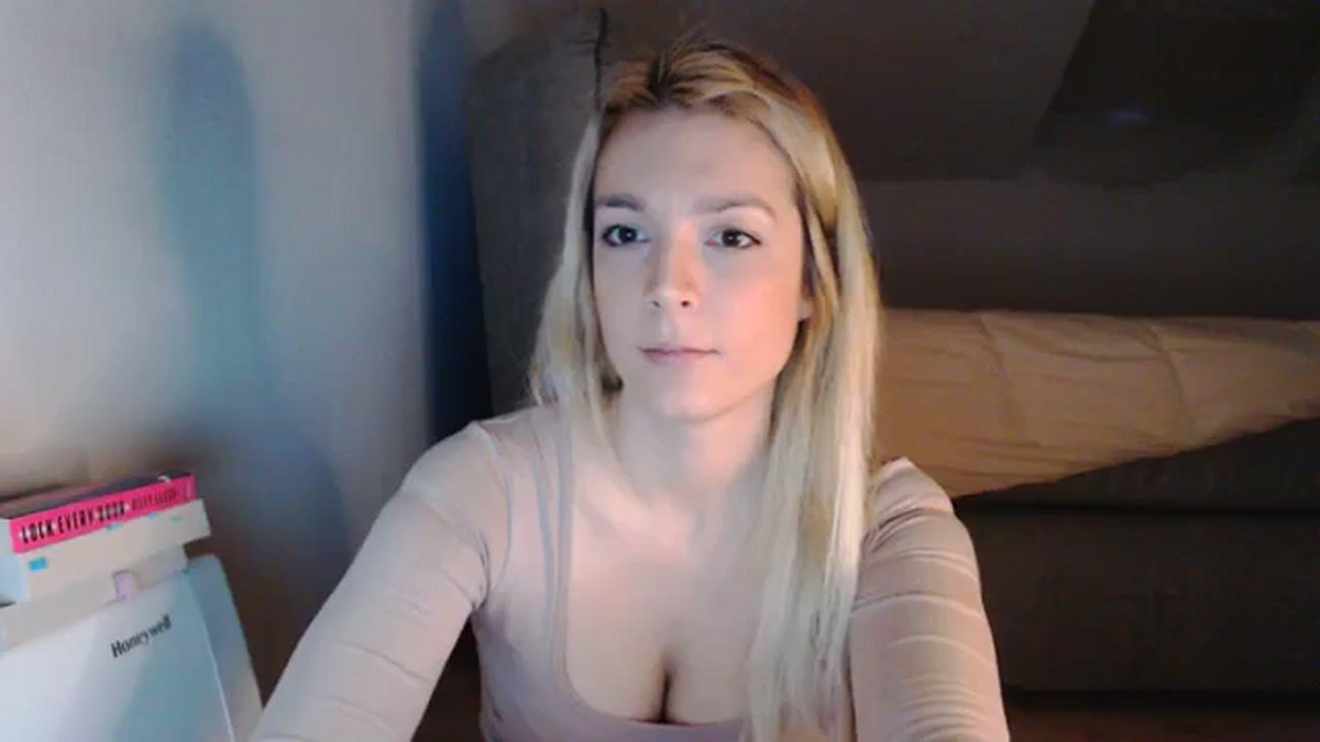 Gallery image thumbnail from AllleeS's myfreecams stream on, 12/21/2023, 14:37 image 9 of 20