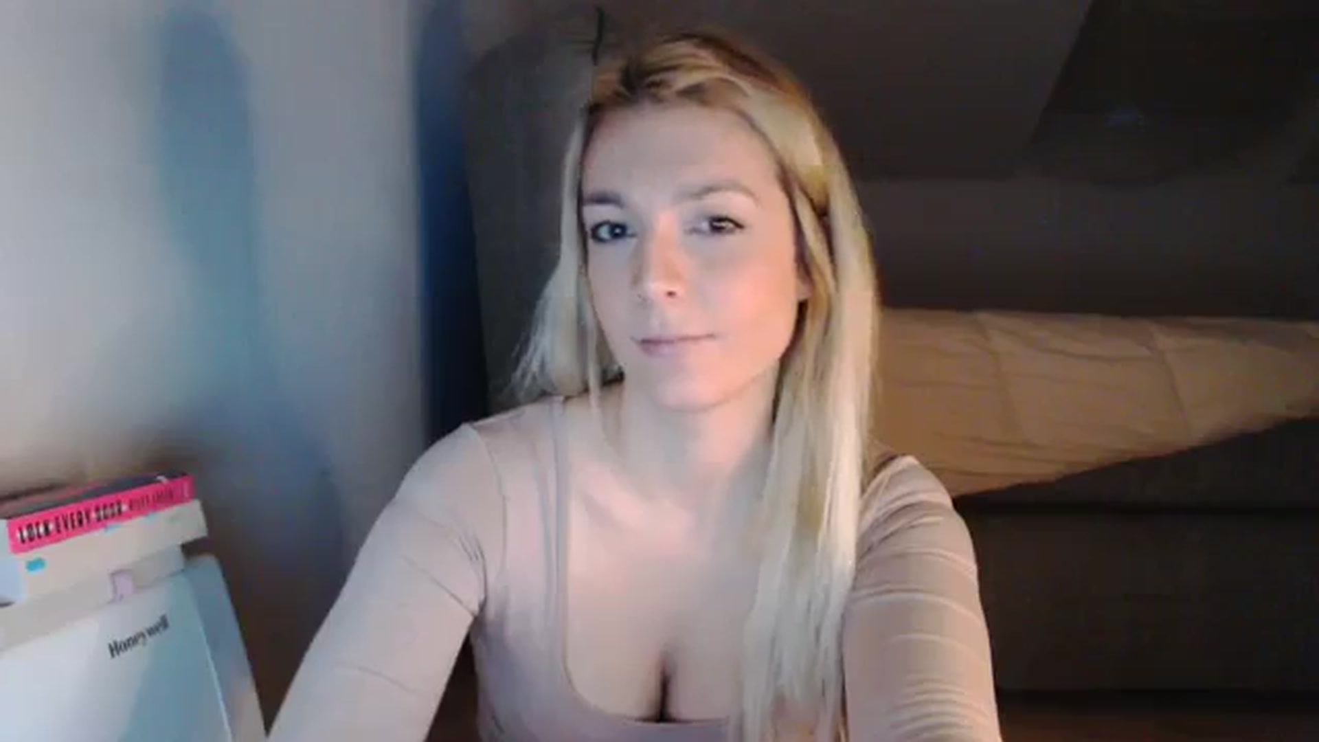 Gallery image thumbnail from AllleeS's myfreecams stream on, 12/21/2023, 14:37 image 7 of 20