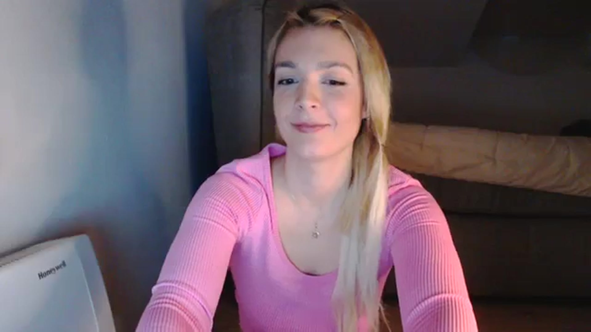 Gallery image thumbnail from AllleeS's myfreecams stream on, 12/26/2023, 15:06 image 9 of 20