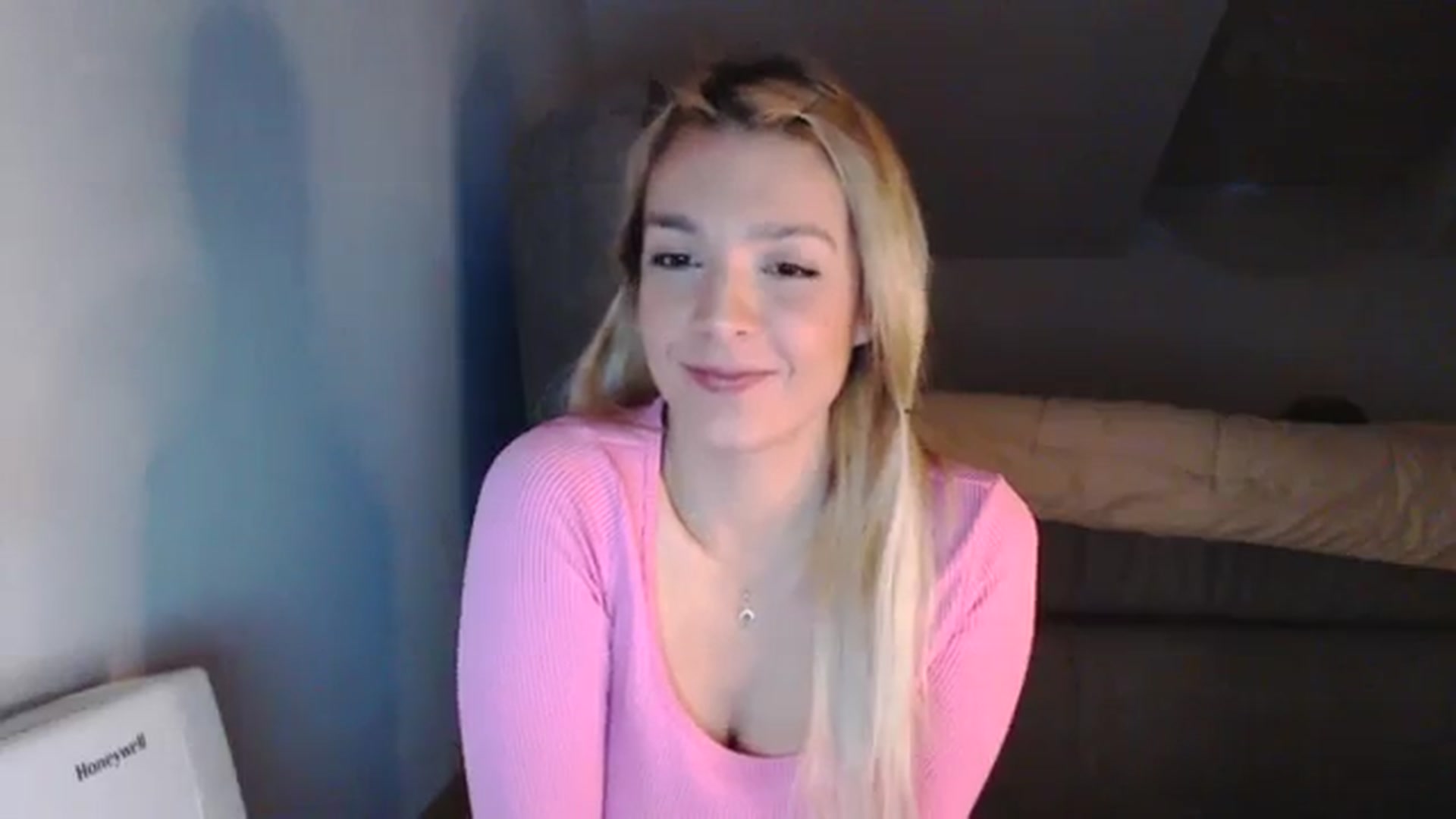 Gallery image thumbnail from AllleeS's myfreecams stream on, 12/26/2023, 15:06 image 4 of 20