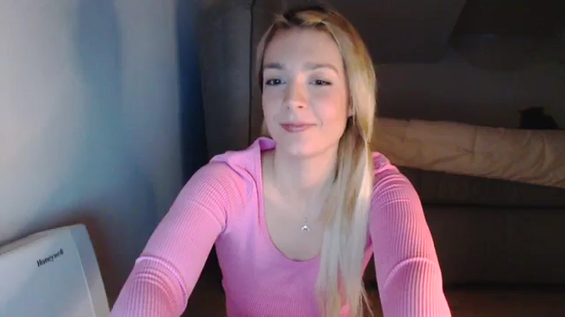 Gallery image thumbnail from AllleeS's myfreecams stream on, 12/26/2023, 15:06 image 10 of 20