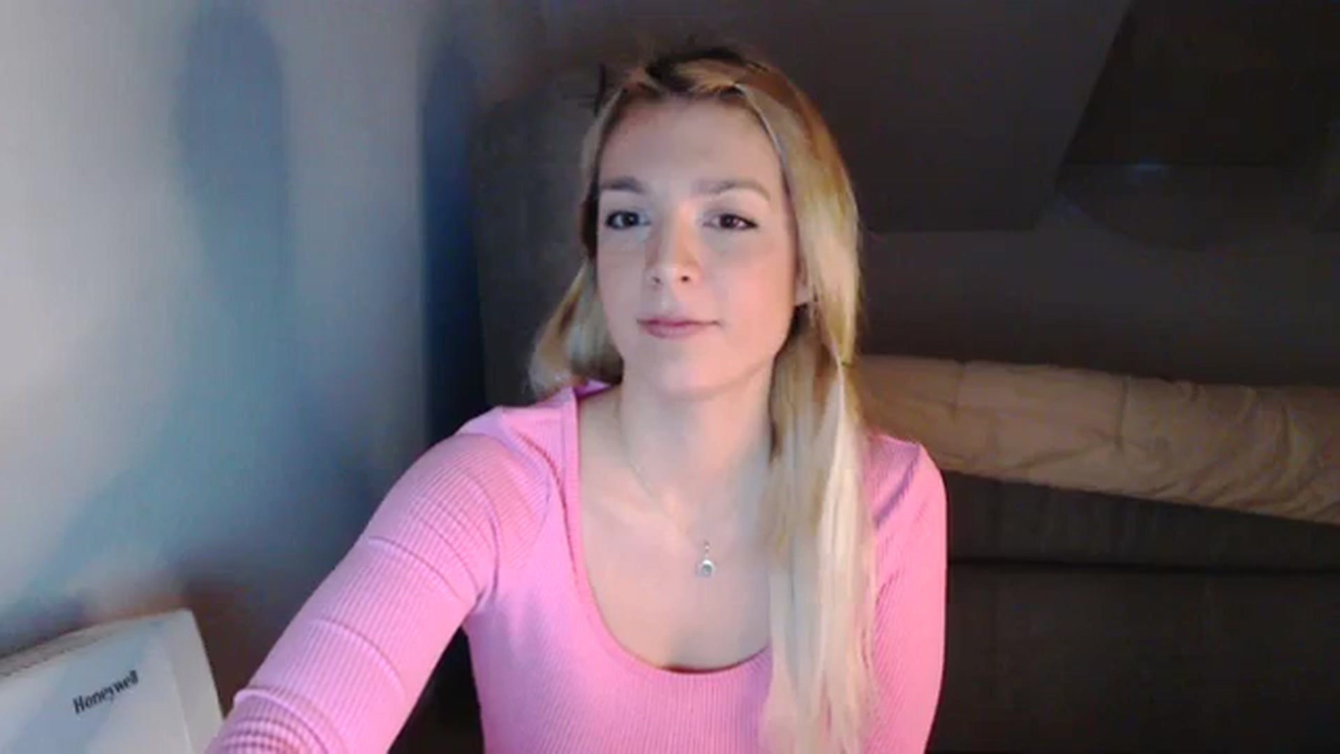 Gallery image thumbnail from AllleeS's myfreecams stream on, 12/26/2023, 15:06 image 6 of 20