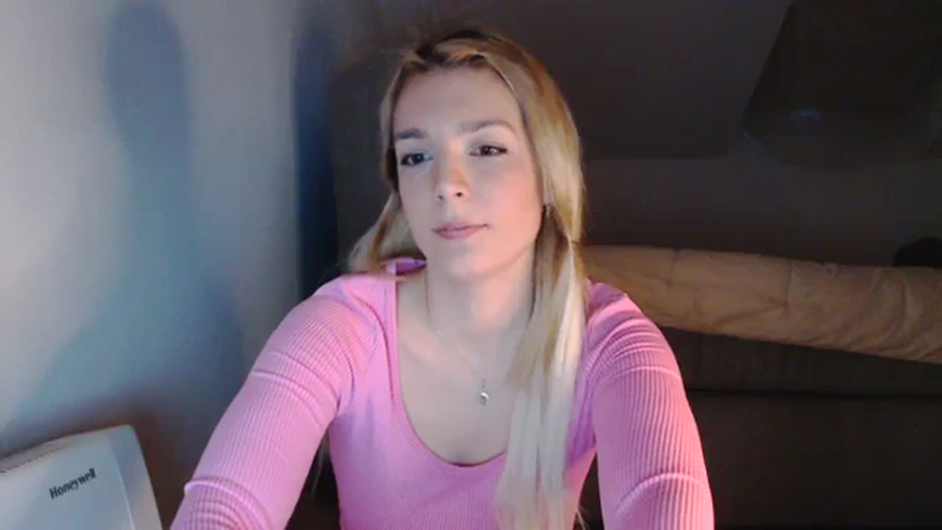 Gallery image thumbnail from AllleeS's myfreecams stream on, 12/26/2023, 15:06 image 7 of 20
