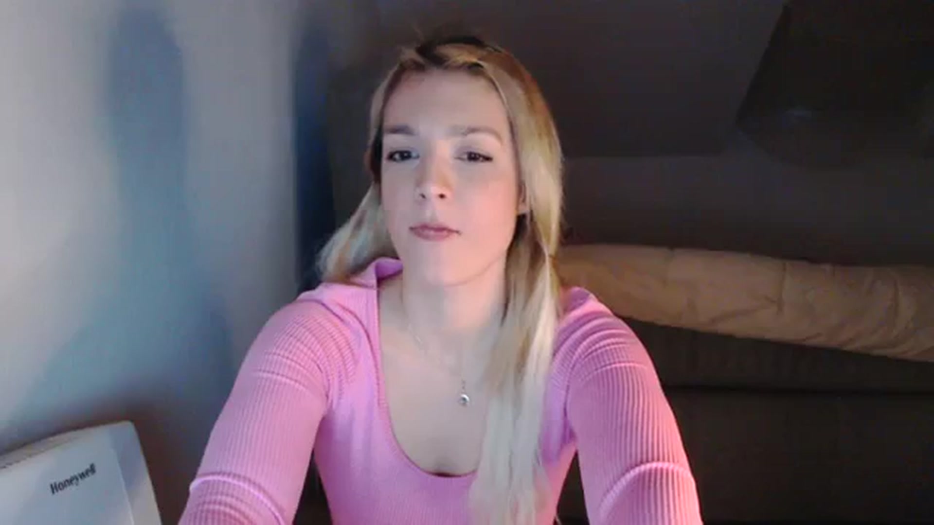 Gallery image thumbnail from AllleeS's myfreecams stream on, 12/26/2023, 15:06 image 5 of 20
