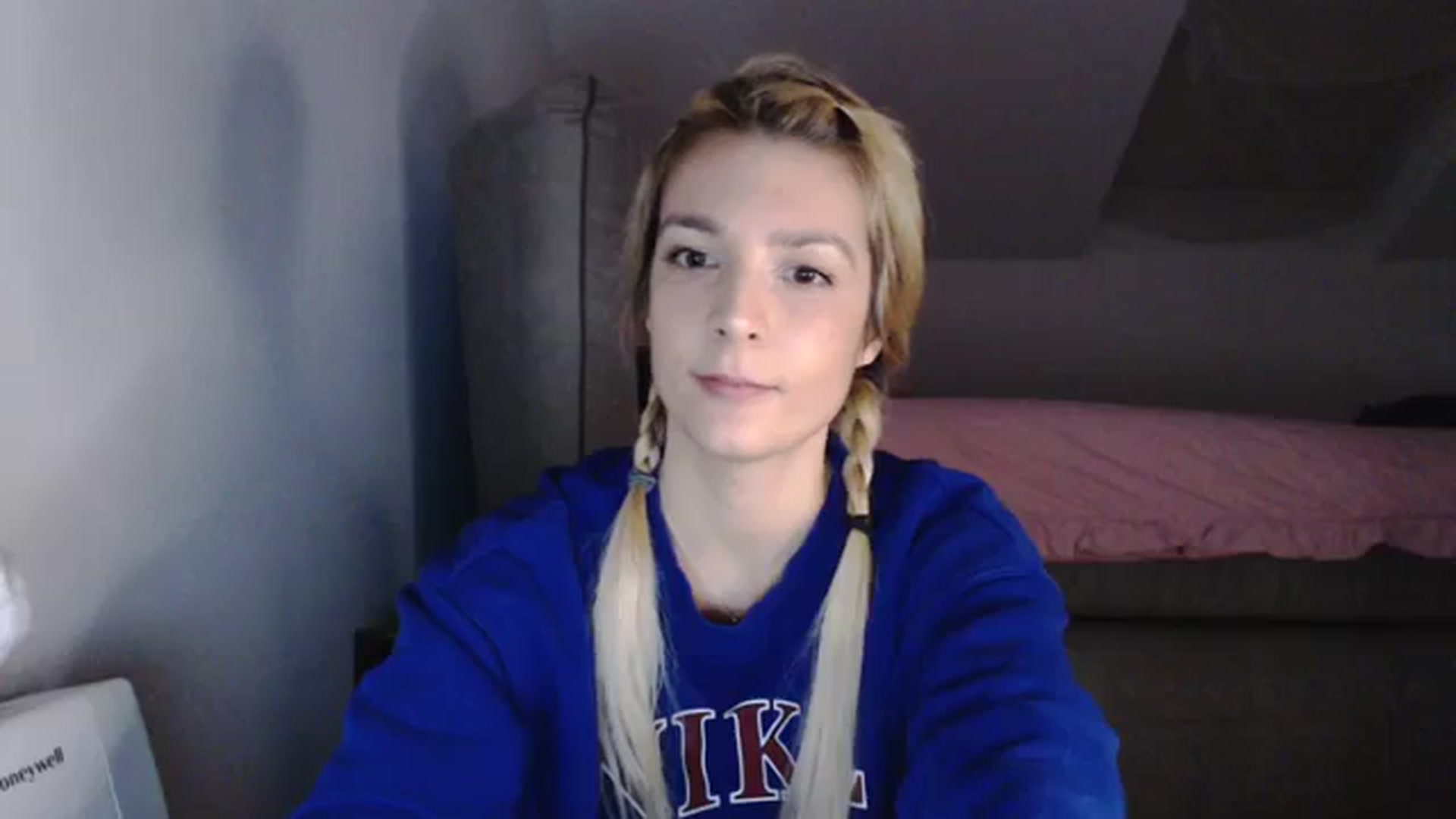 Gallery image thumbnail from AllleeS's myfreecams stream on, 01/07/2024, 15:04 image 12 of 20