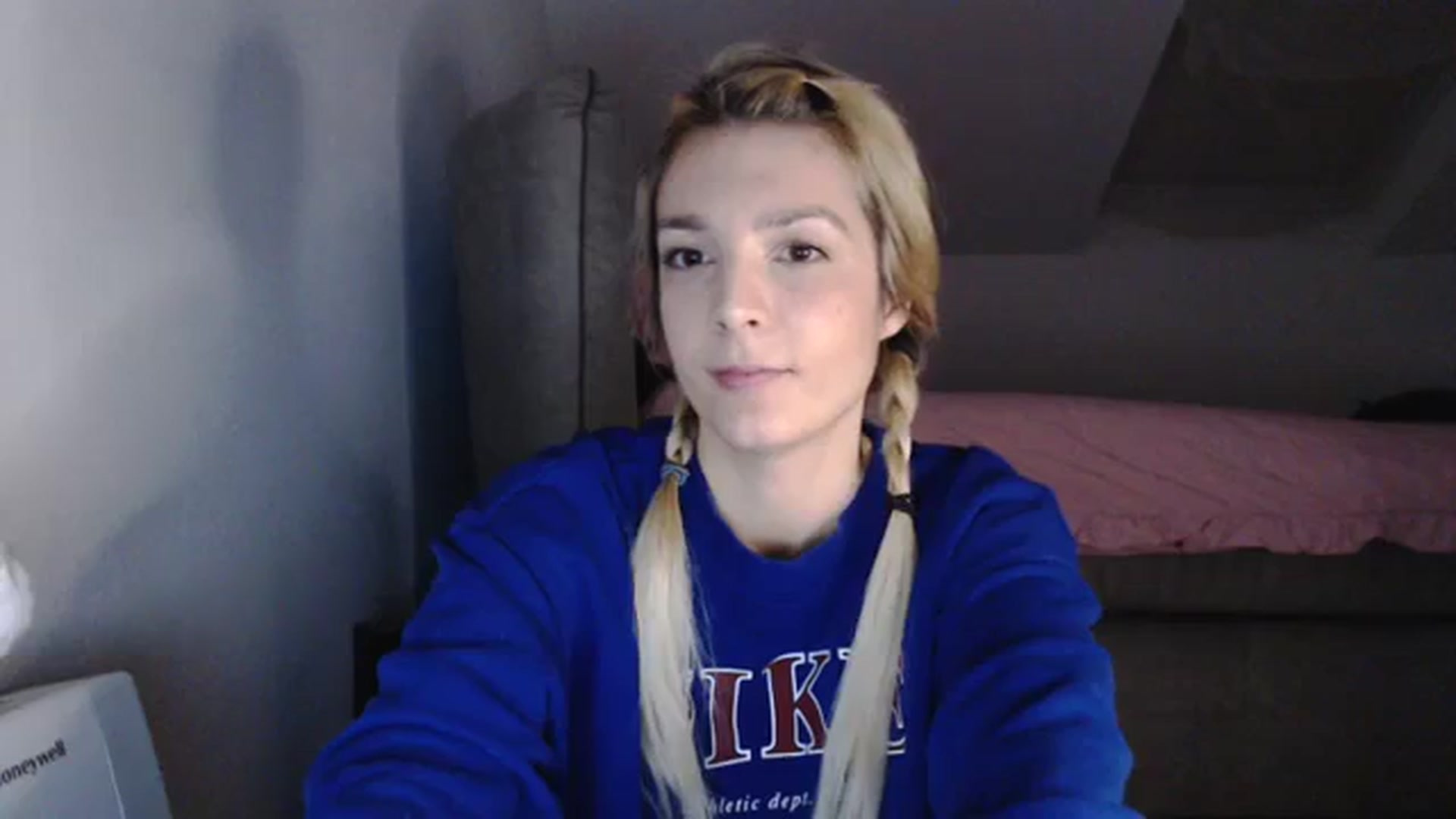 Gallery image thumbnail from AllleeS's myfreecams stream on, 01/07/2024, 15:04 image 10 of 20