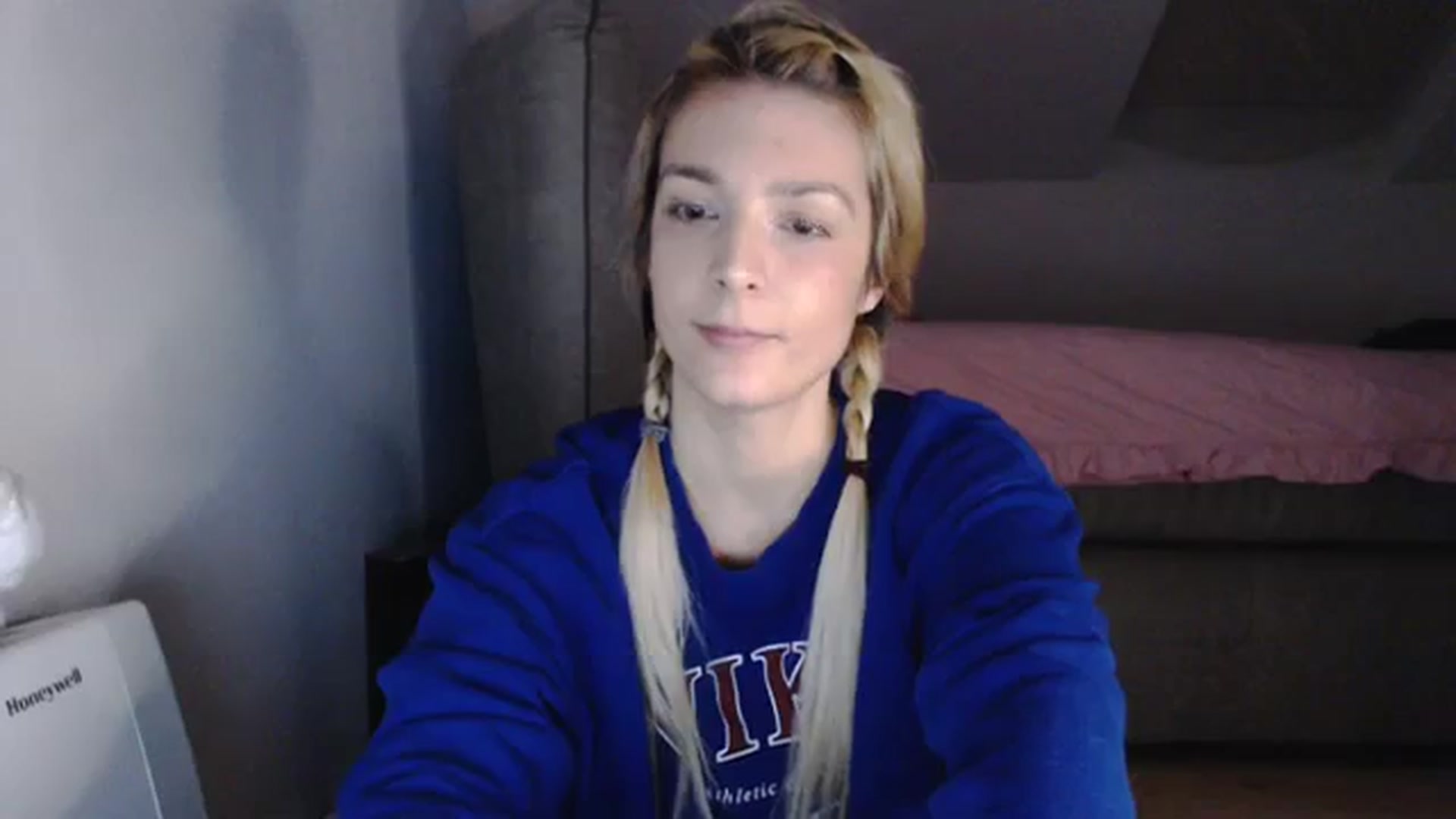 Gallery image thumbnail from AllleeS's myfreecams stream on, 01/07/2024, 15:04 image 15 of 20