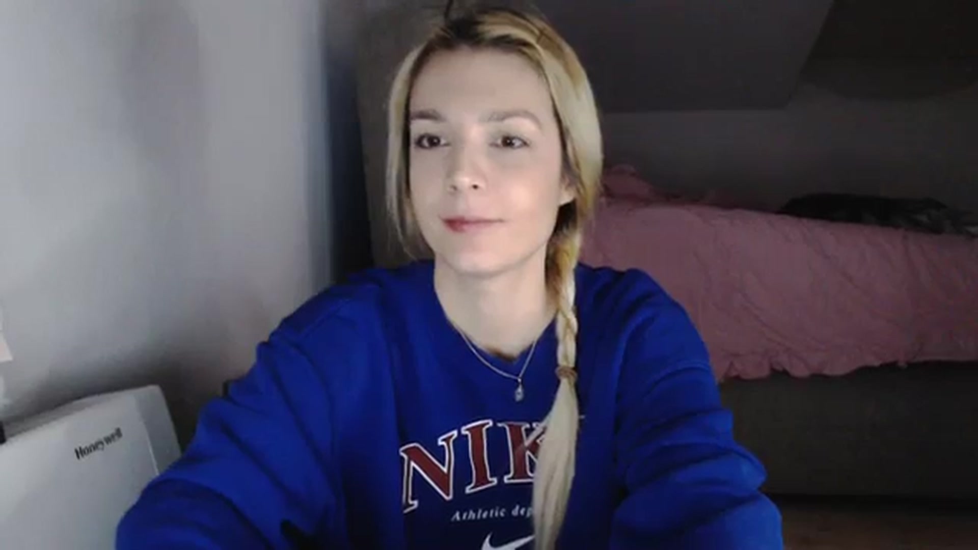 Gallery image thumbnail from AllleeS's myfreecams stream on, 01/10/2024, 14:34 image 2 of 20