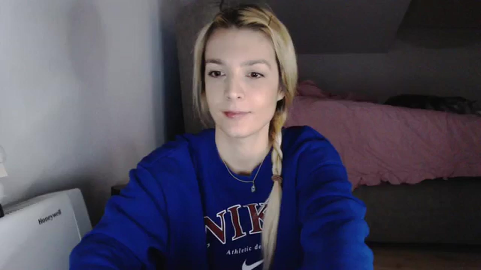 Gallery image thumbnail from AllleeS's myfreecams stream on, 01/10/2024, 14:34 image 3 of 20
