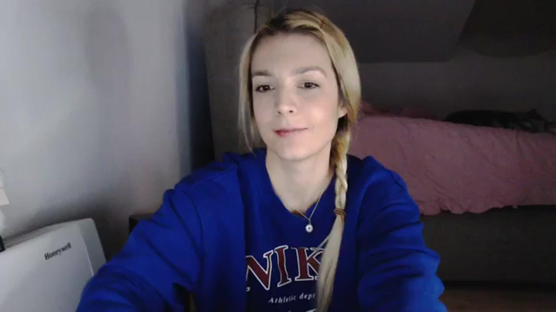 Gallery image thumbnail from AllleeS's myfreecams stream on, 01/10/2024, 14:34 image 8 of 20