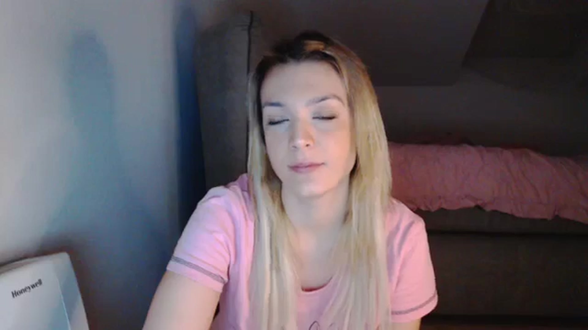 Gallery image thumbnail from AllleeS's myfreecams stream on, 01/26/2024, 14:10 image 10 of 20