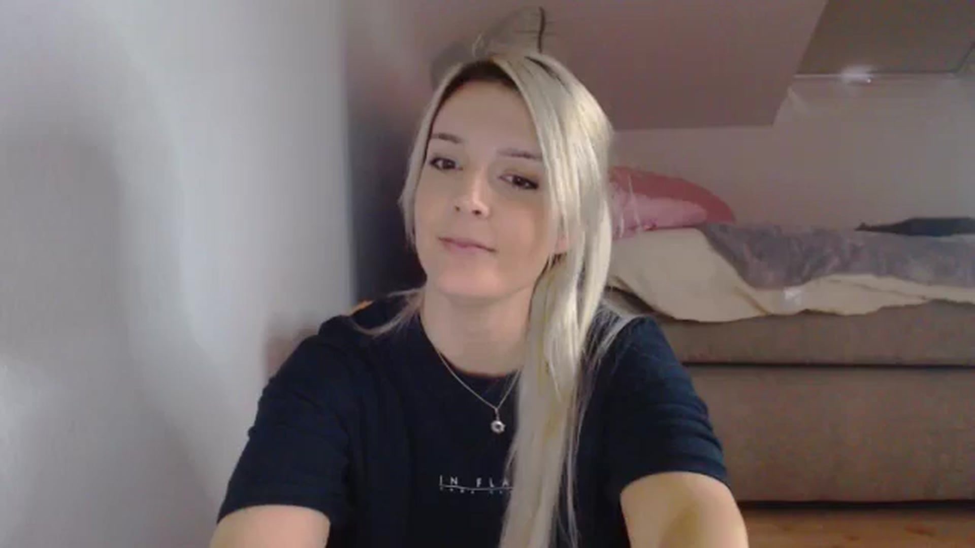 Gallery image thumbnail from AllleeS's myfreecams stream on, 10/02/2024, 14:09 image 14 of 20
