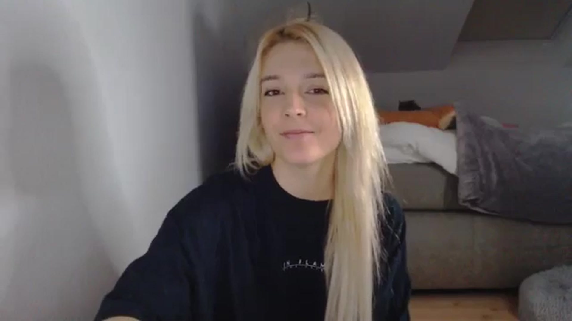 Gallery image thumbnail from AllleeS's myfreecams stream on, 11/18/2024, 13:14 image 2 of 20
