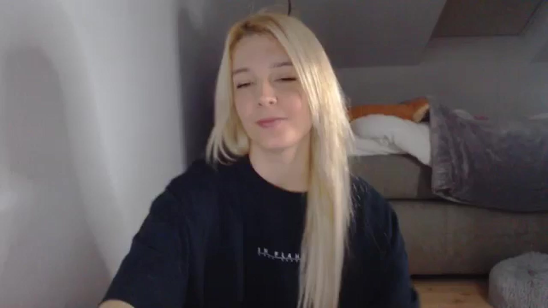 Gallery image thumbnail from AllleeS's myfreecams stream on, 11/18/2024, 13:14 image 13 of 20