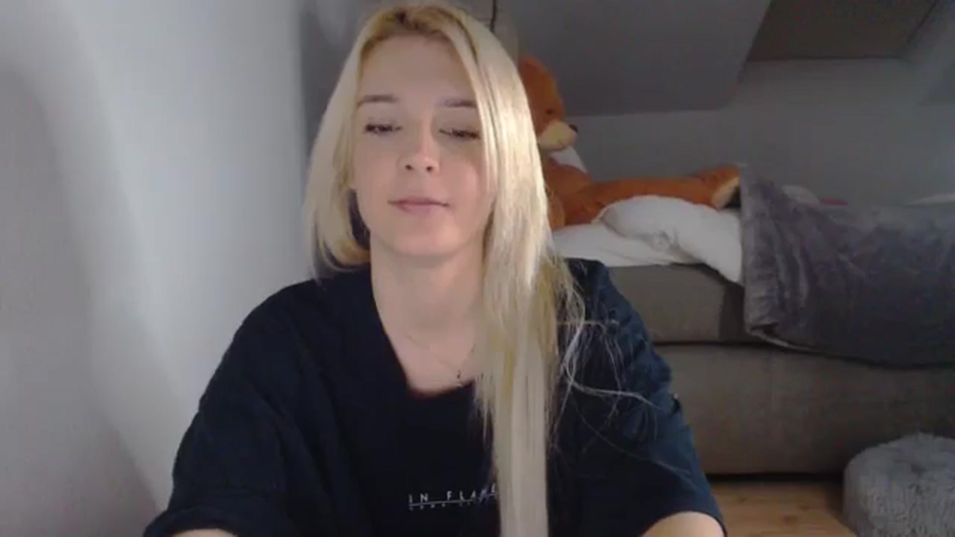 Gallery image thumbnail from AllleeS's myfreecams stream on, 11/18/2024, 14:18 image 13 of 20