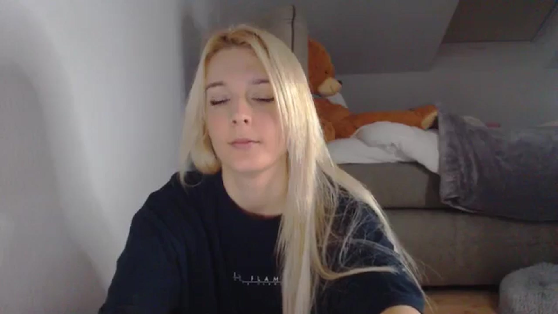 Gallery image thumbnail from AllleeS's myfreecams stream on, 11/18/2024, 14:18 image 2 of 20