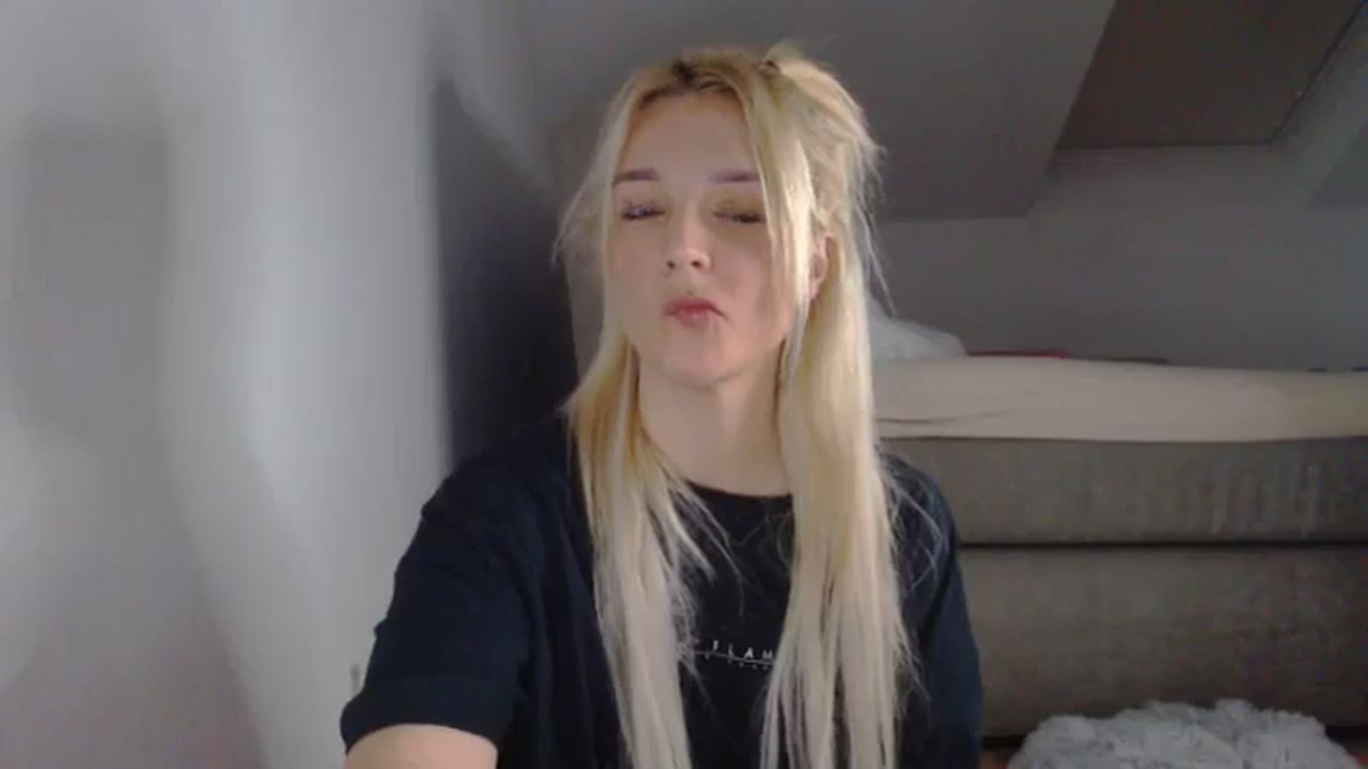 Gallery image thumbnail from AllleeS's myfreecams stream on, 11/22/2024, 13:25 image 13 of 20