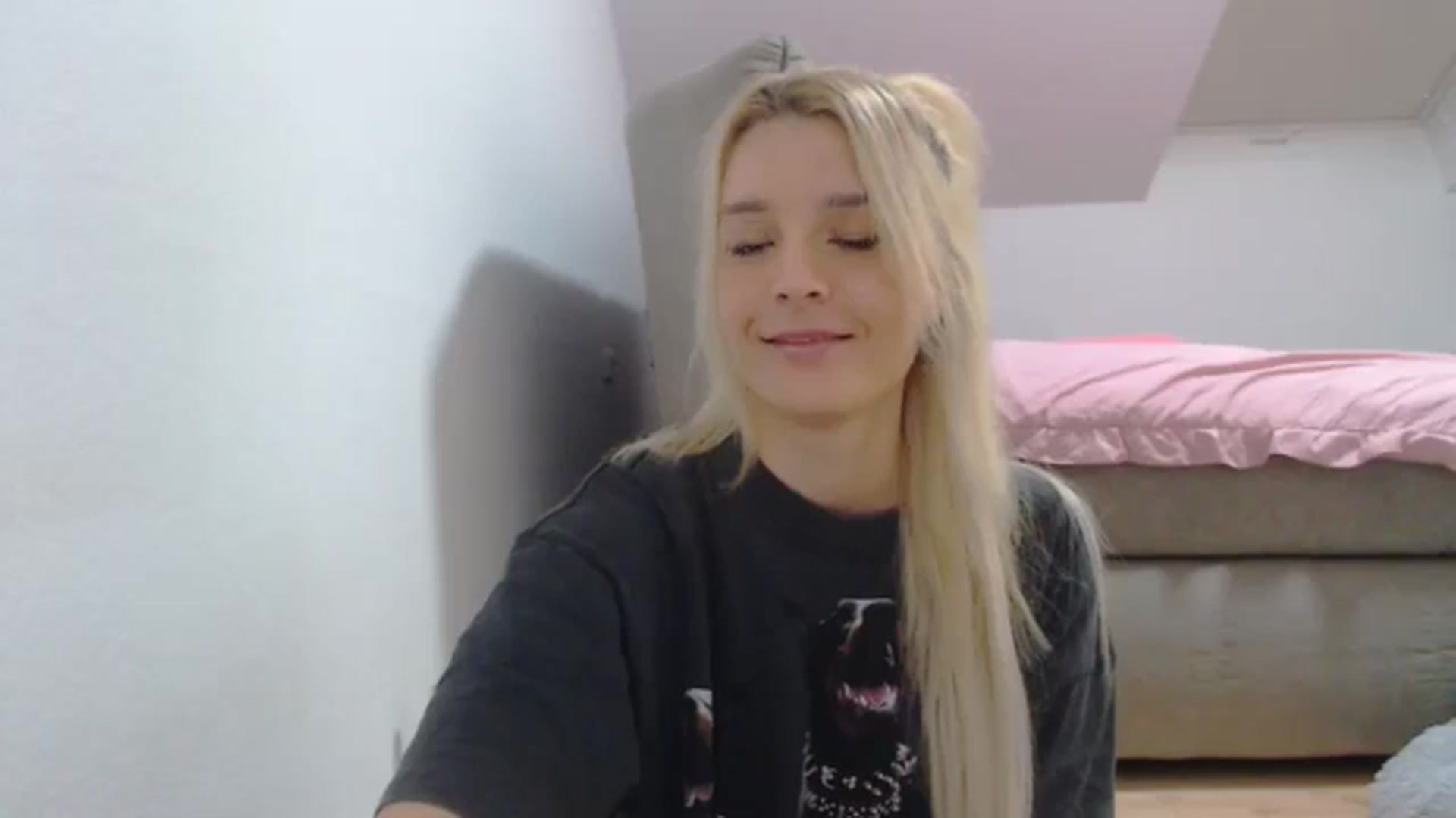 Gallery image thumbnail from AllleeS's myfreecams stream on, 12/06/2024, 14:24 image 7 of 20