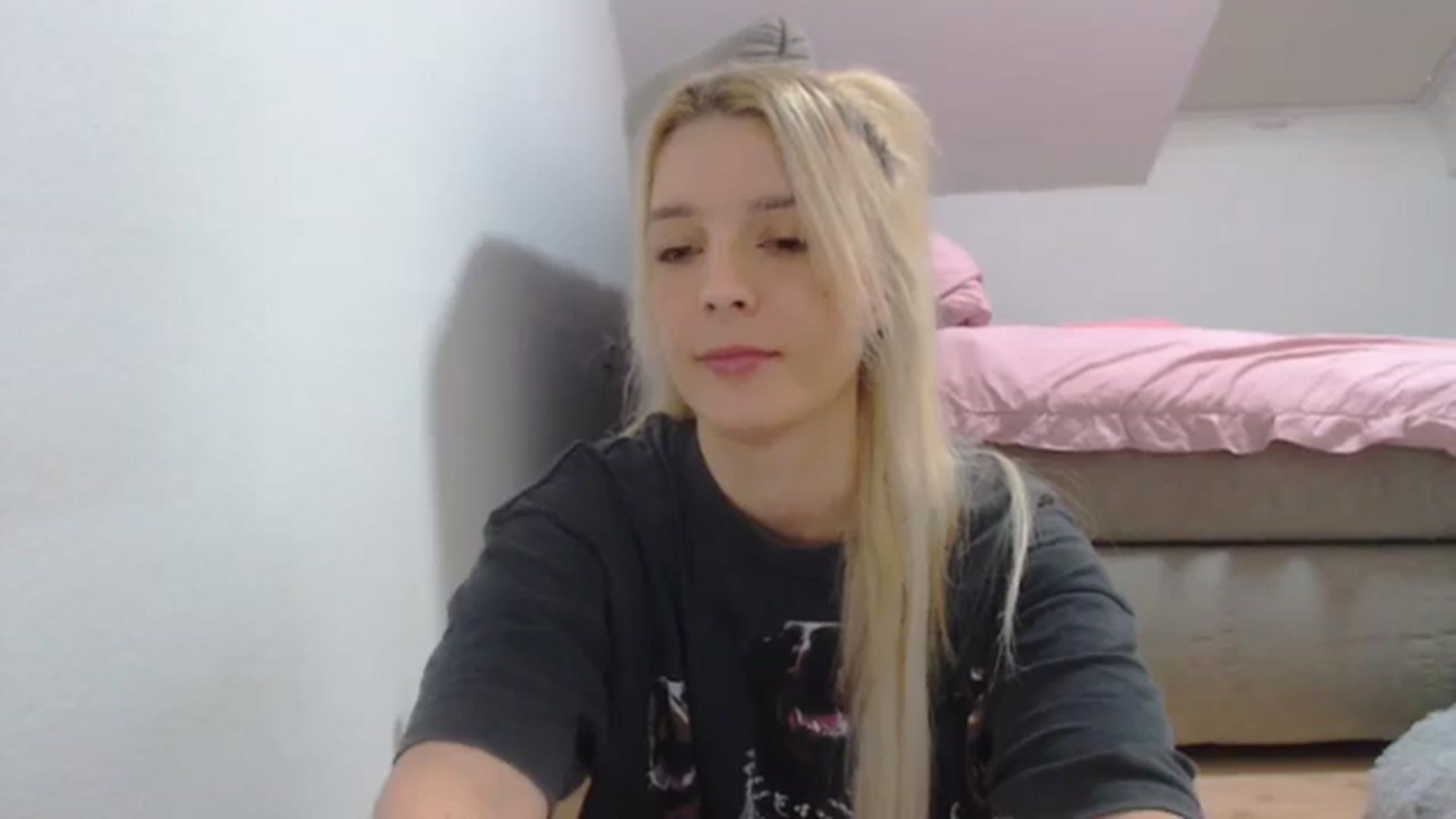 Gallery image thumbnail from AllleeS's myfreecams stream on, 12/06/2024, 14:24 image 8 of 20
