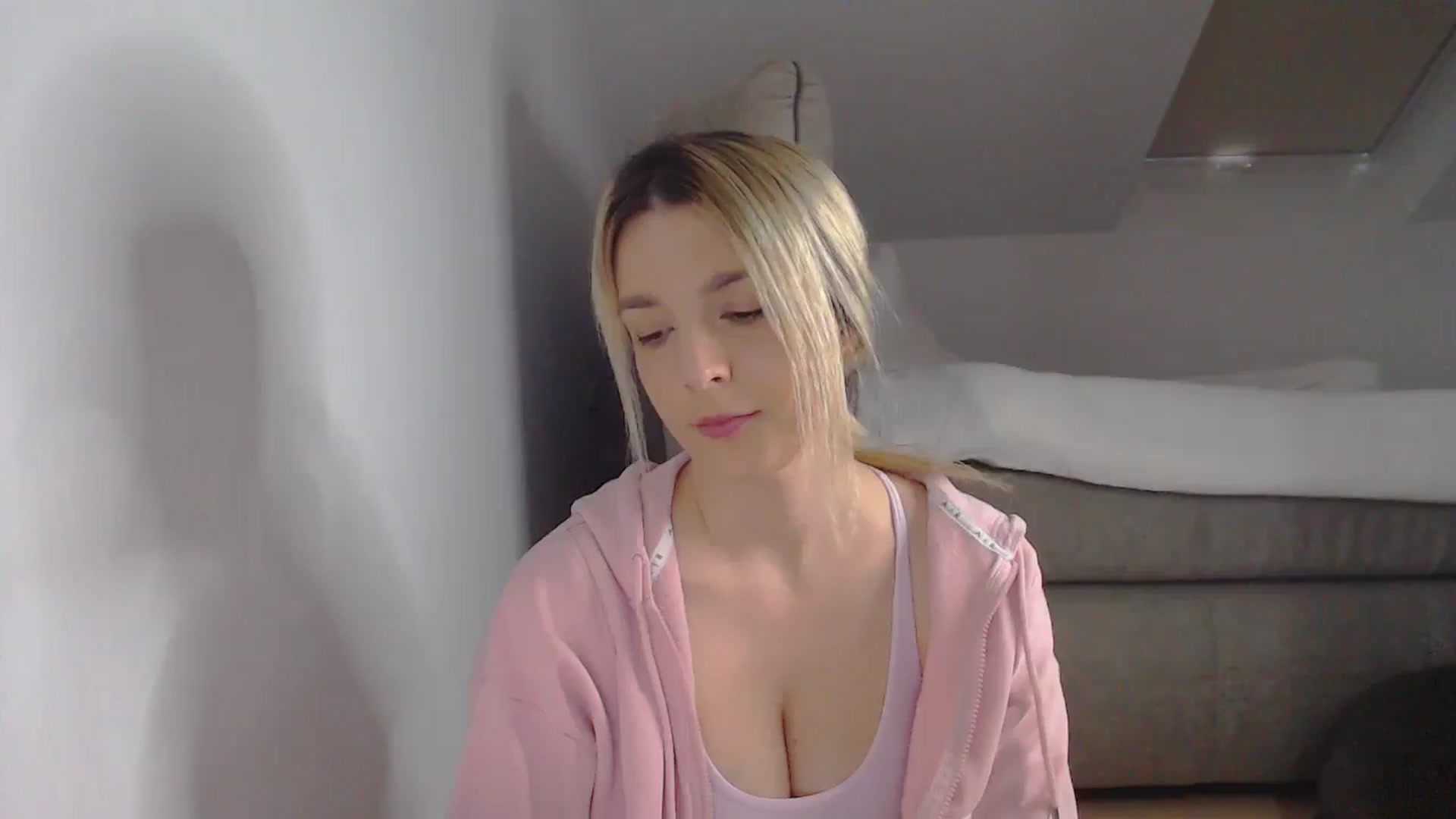 Gallery image thumbnail from AllleeS's myfreecams stream on, 05/06/2025, 12:42 image 1 of 20