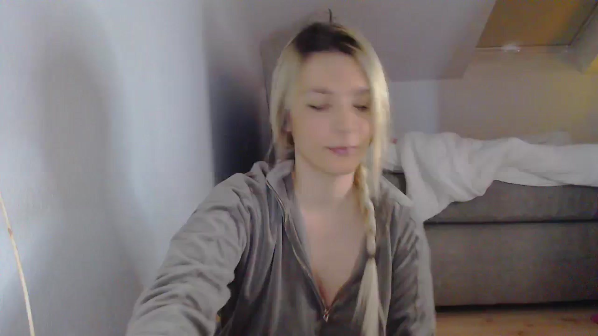 Gallery image thumbnail from AllleeS's myfreecams stream on, 05/06/2025, 15:49 image 16 of 20