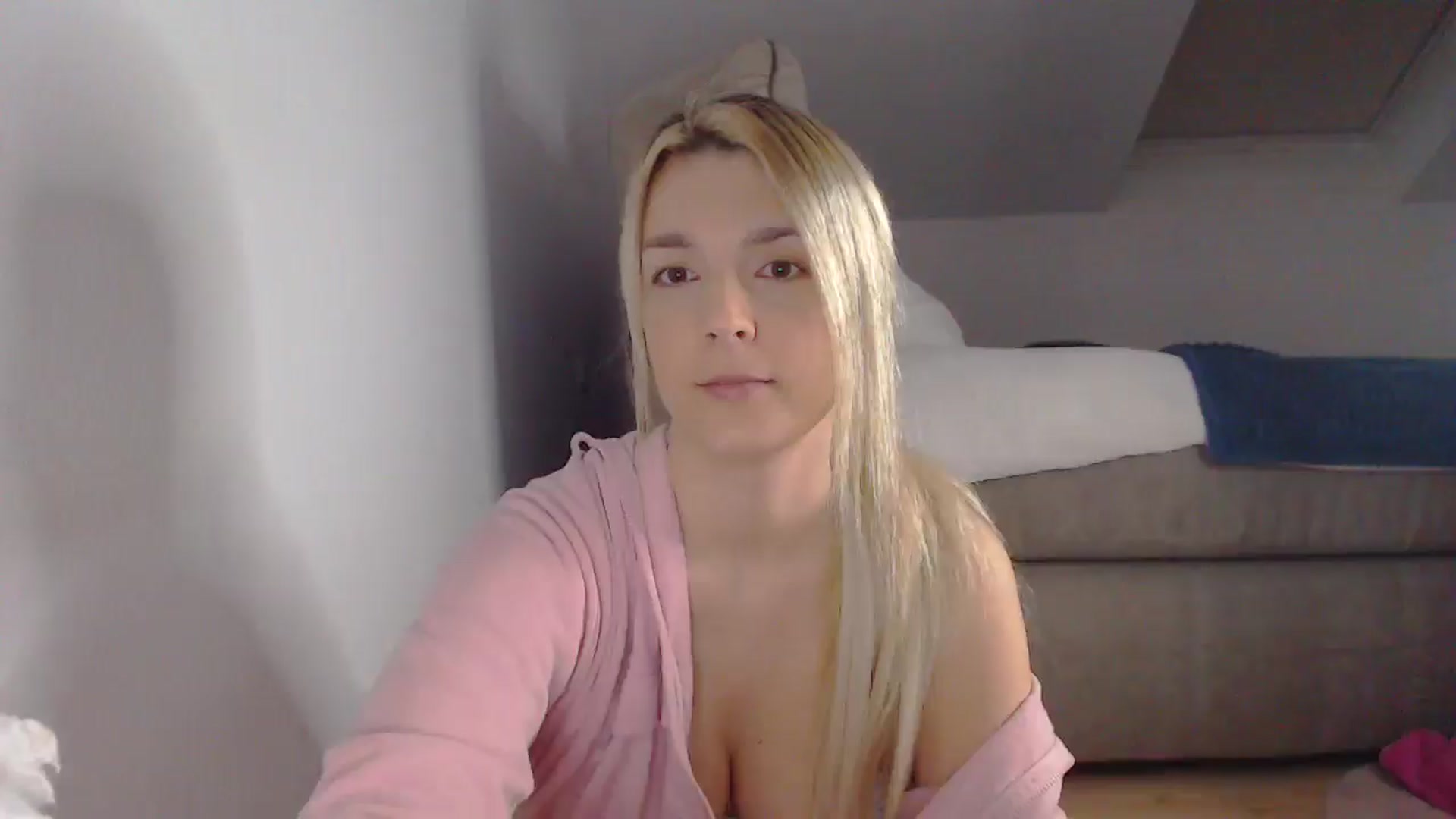 Gallery image thumbnail from AllleeS's myfreecams stream on, 05/27/2025, 12:41 image 3 of 20