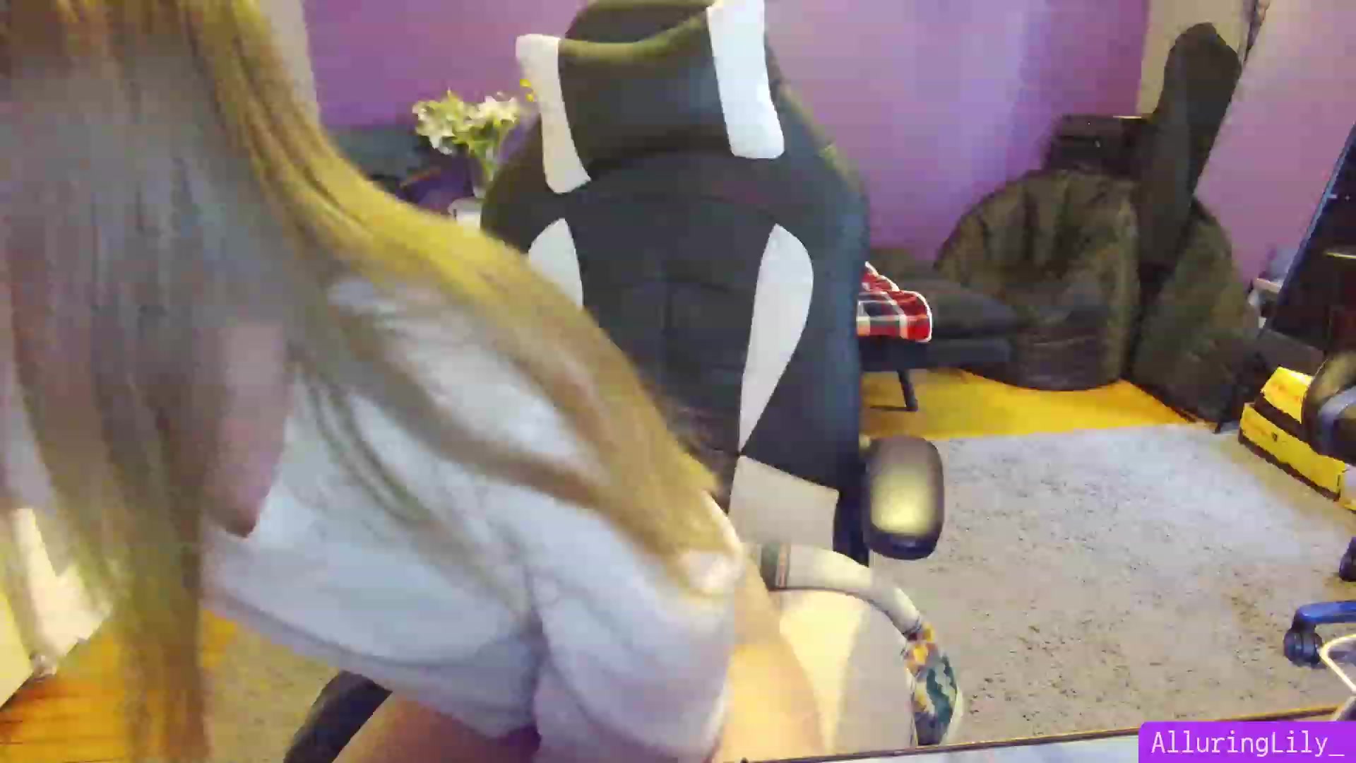 Gallery image thumbnail from AlluringLily_'s myfreecams stream on, 12/05/2023, 19:05 image 8 of 20