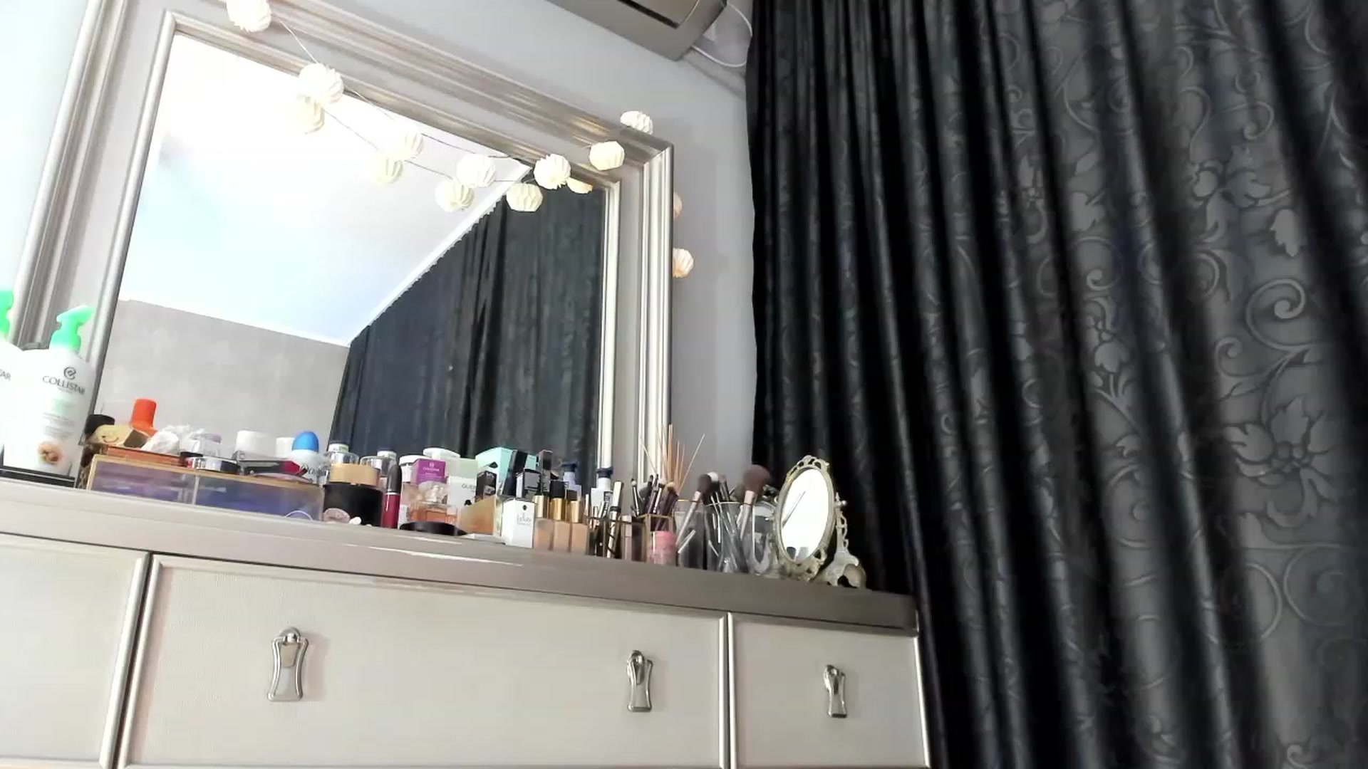 Gallery image thumbnail from AllyPinkLips's myfreecams stream on, 12/24/2022, 01:11 image 14 of 20